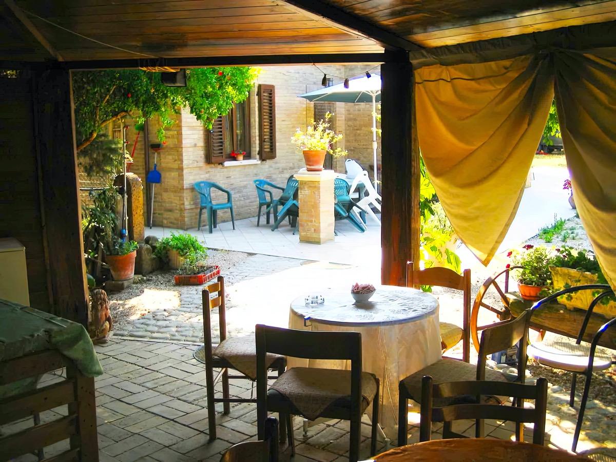 Gazebo esterno, per colazioni estive