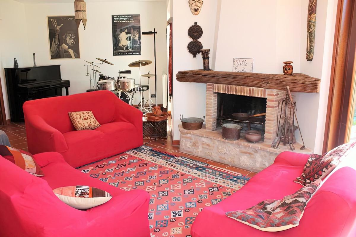 Batteria acustica e pianoforte a disposizione dei clienti ( veri musicisti)