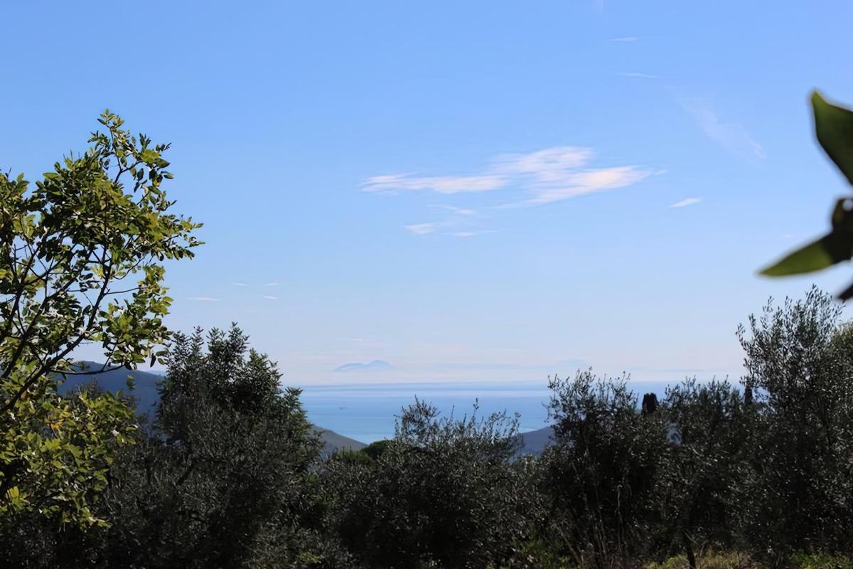 Angolo di panorama.Sullo sfondo il mare e la costa campana
