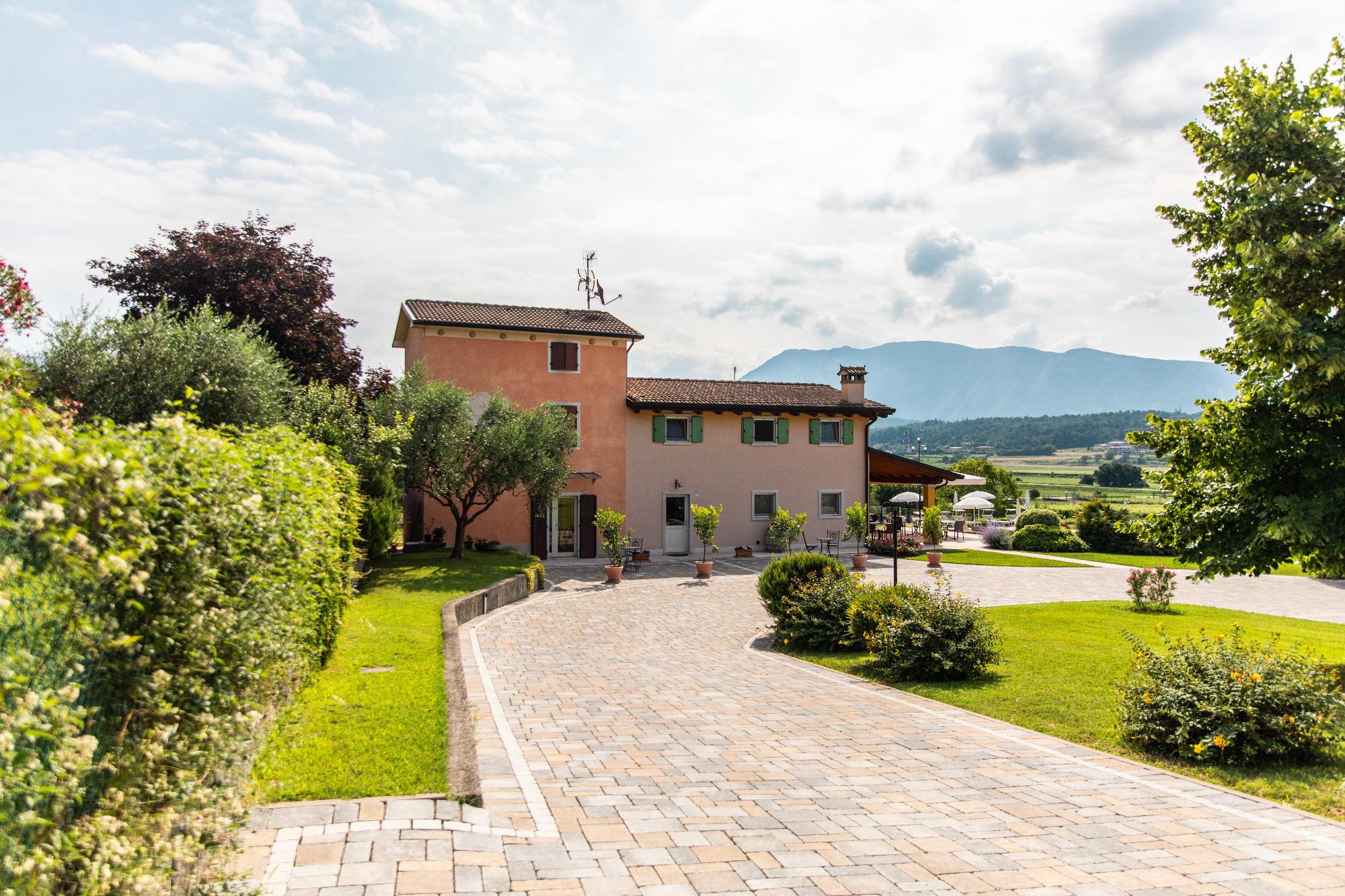 VIALE INGRESSO STRUTTURA