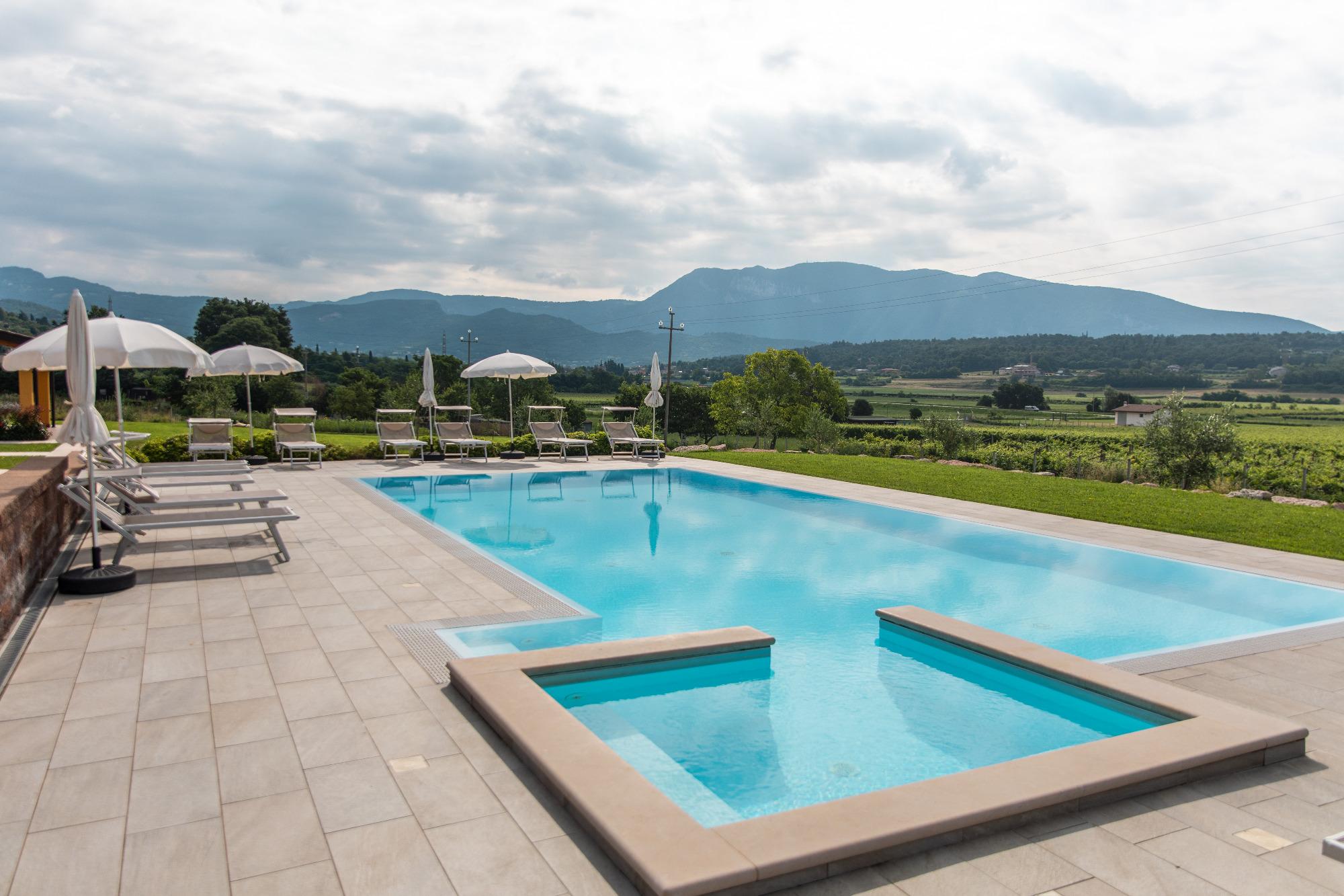 PISCINA CON IDROMASSAGGIO