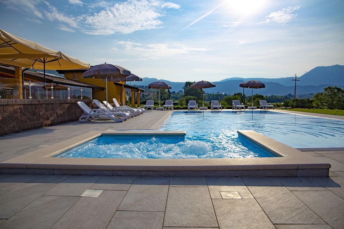 PISCINA CON IDROMASSAGGIO