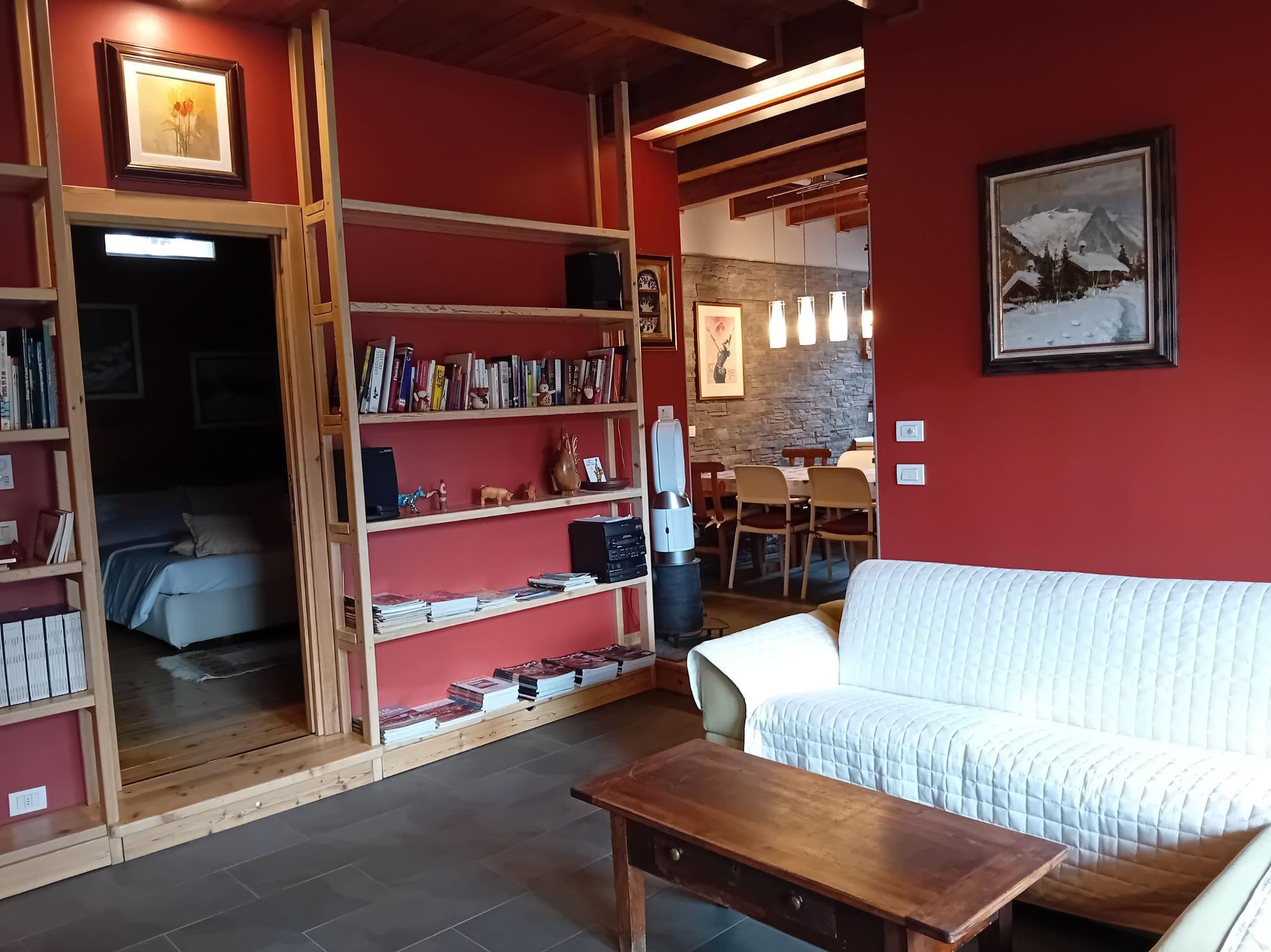 vista su soggiorno e cucina dall'ingresso