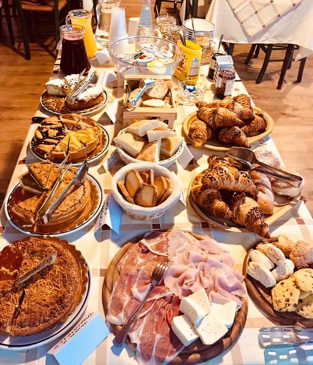 La colazione di CASA BENASSI ROOMS APARTMENT & SUITE
