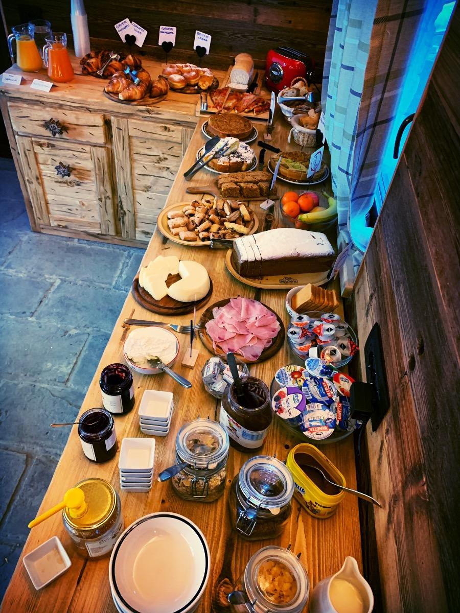 colazione a buffet , bevande calde servite al tavolo