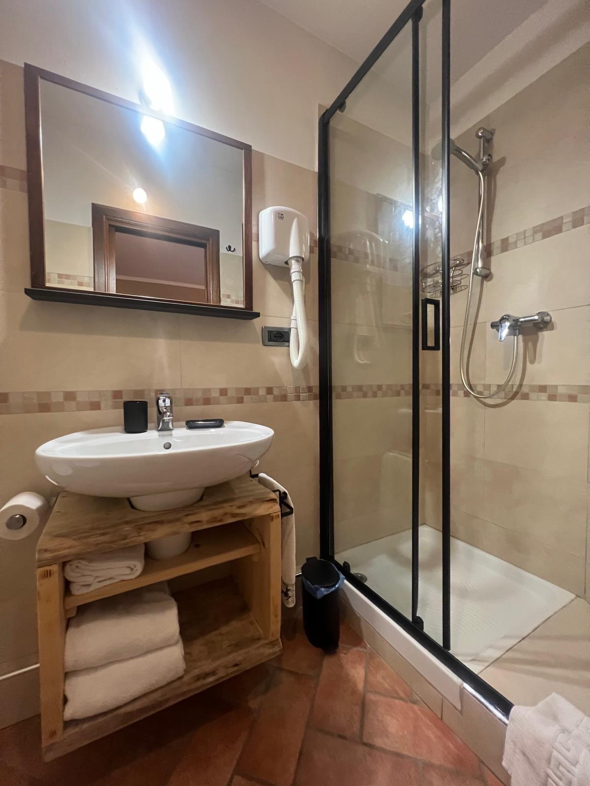 bagni in camera, con doccia