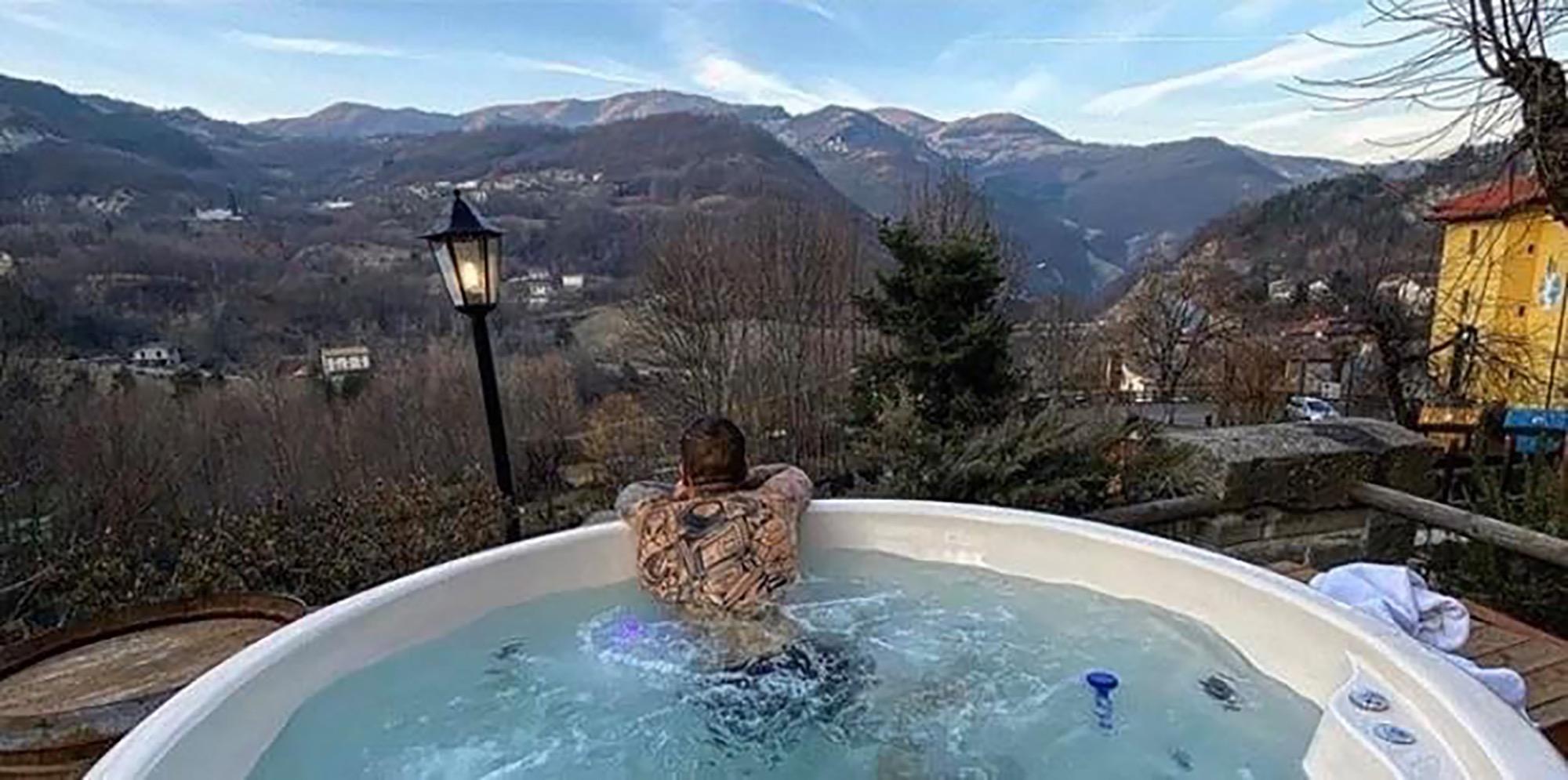 vasca idromassaggio jacuzzi riscaldata , in giardino