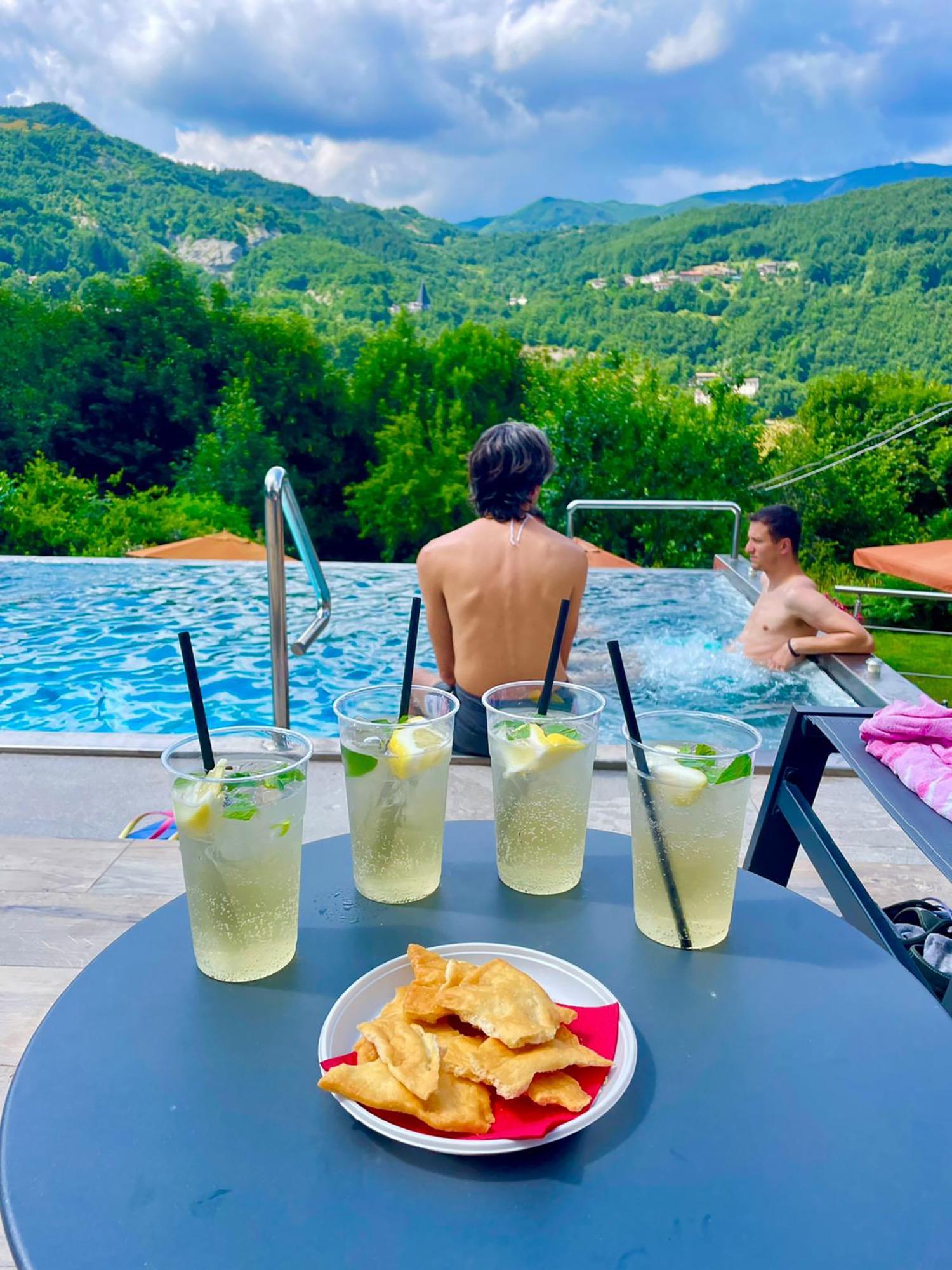 piscina , giardino , aperitivi