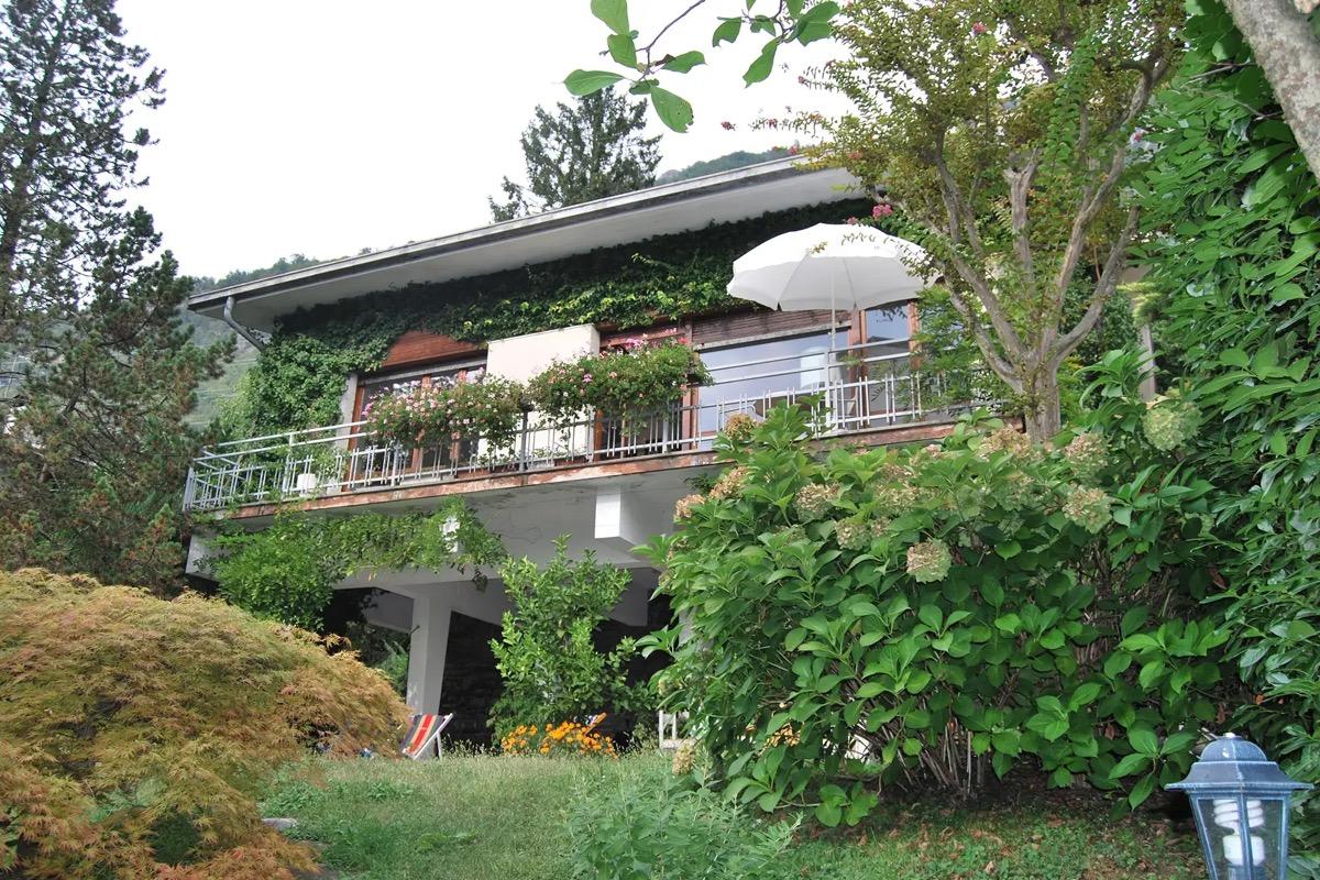 la facciata dal giardino