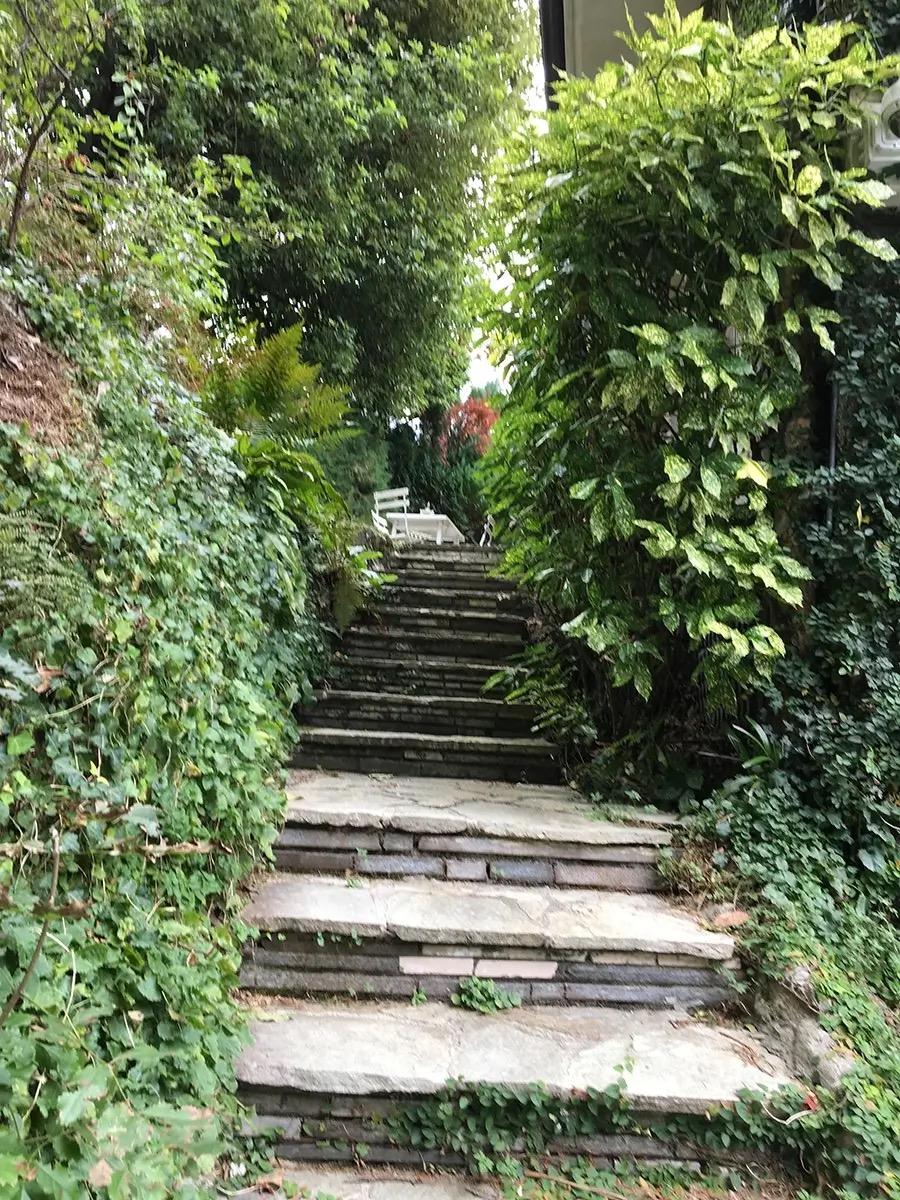 salita alla camera matrimoniale apertura sul giardino