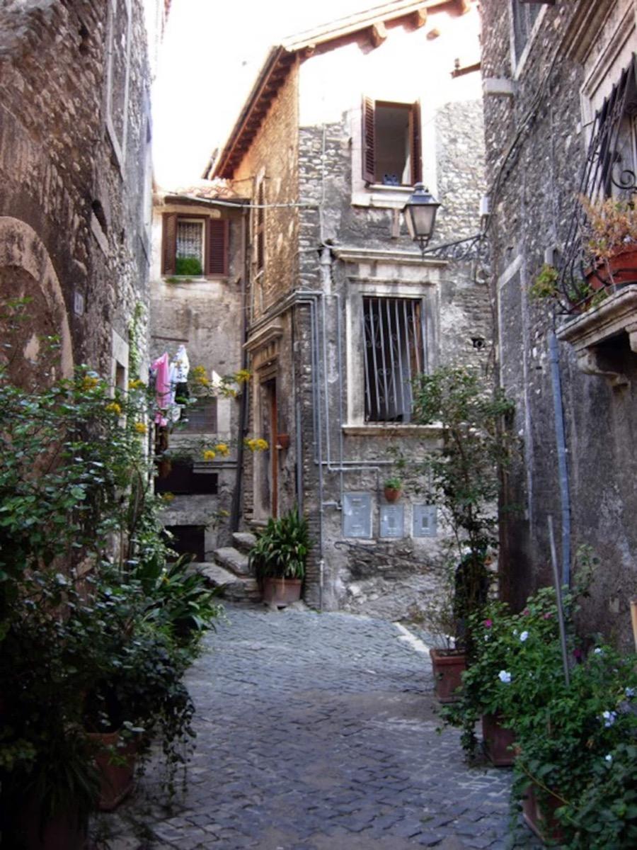 Viottolo d'accesso al nostro portone