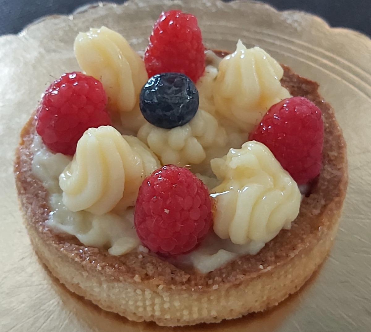 Crostata con crema e frutti di bosco