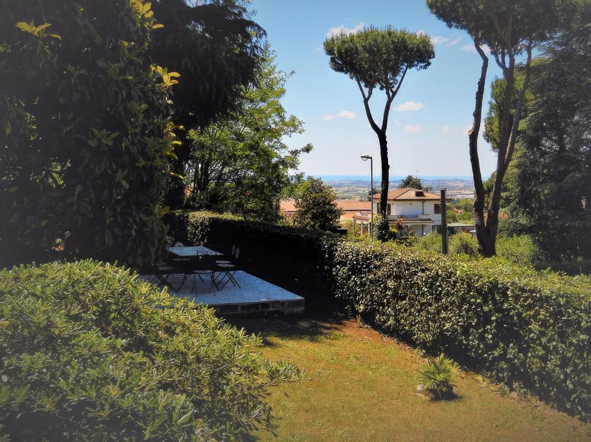 Vista sul mare (a circa 20Km) dal giardino