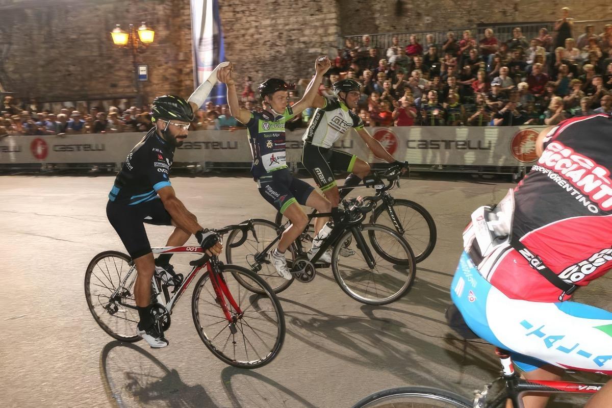 Arrivo 24h gara a squadre ad anello in centro