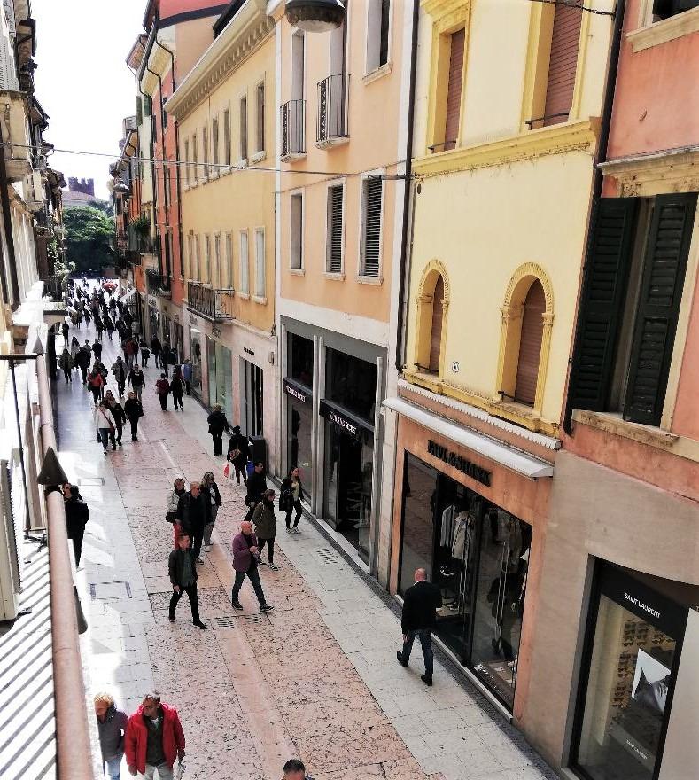 AFFACCIO SULLA VIA DEL PASSEGGIO PER CAM. OVEST E APPART. ESTEST