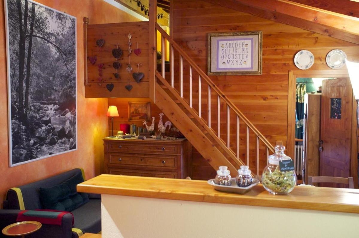 Interno della vostra suite al secondo piano e su un unico livello. La scala porta alla zona relax del piccolo soppalco.