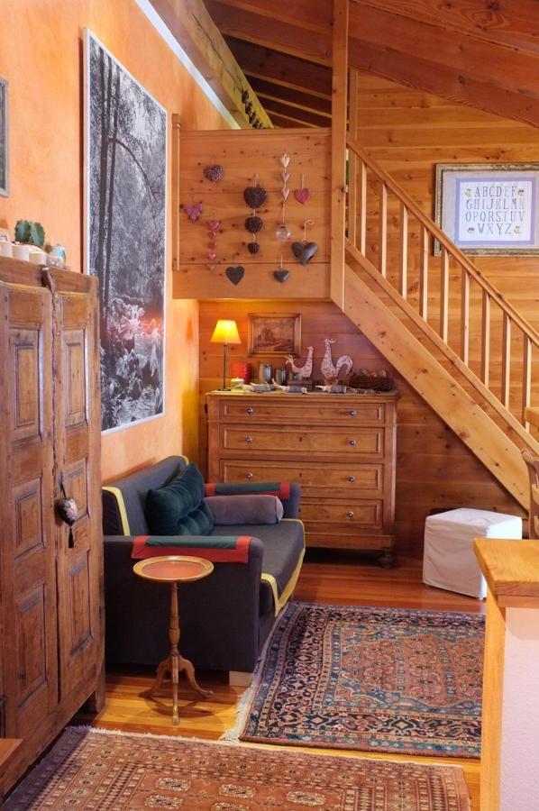 Interno della vostra suite. La scala porta al piccolo soppalco relax.