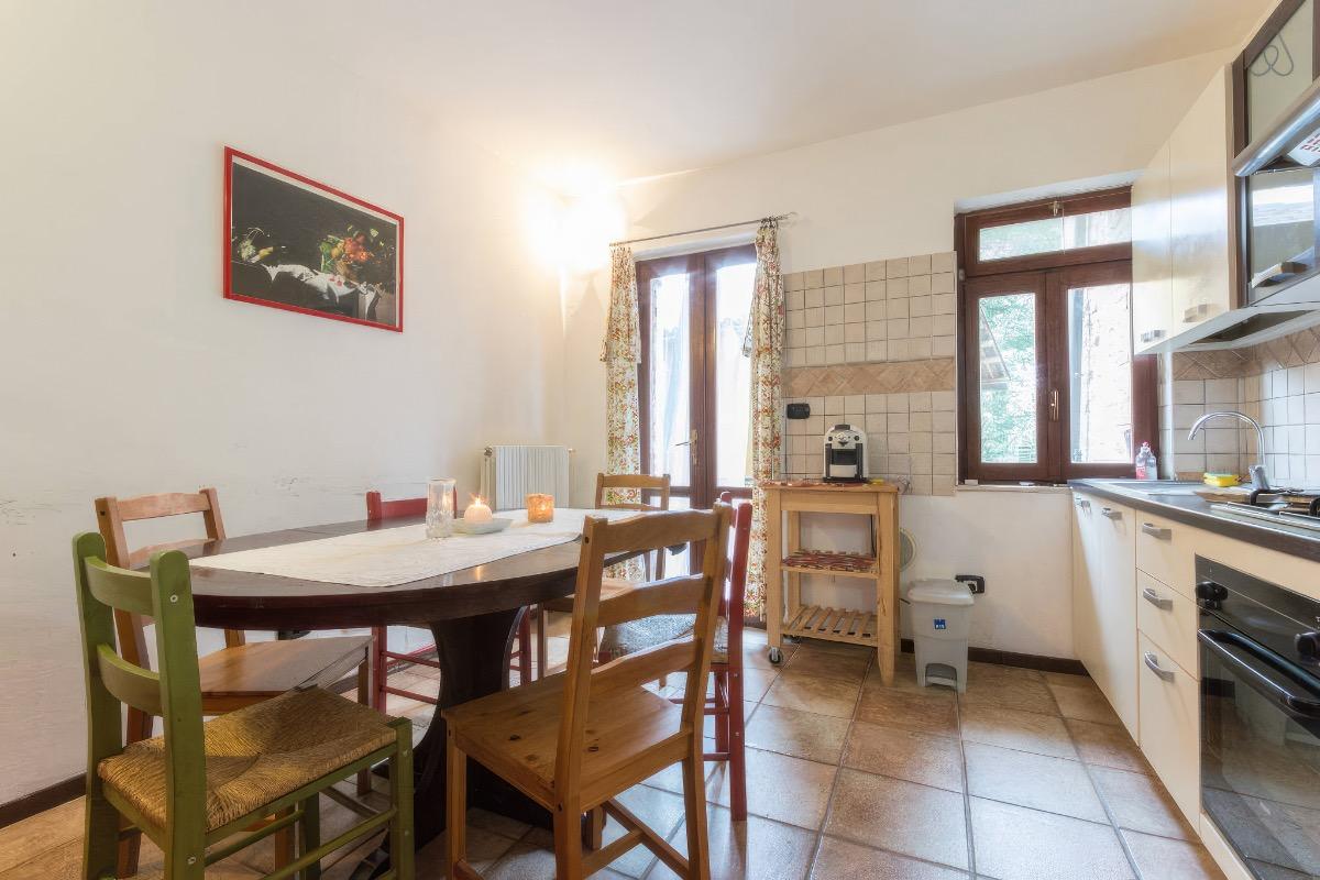 appartamento rosa rossa cucina