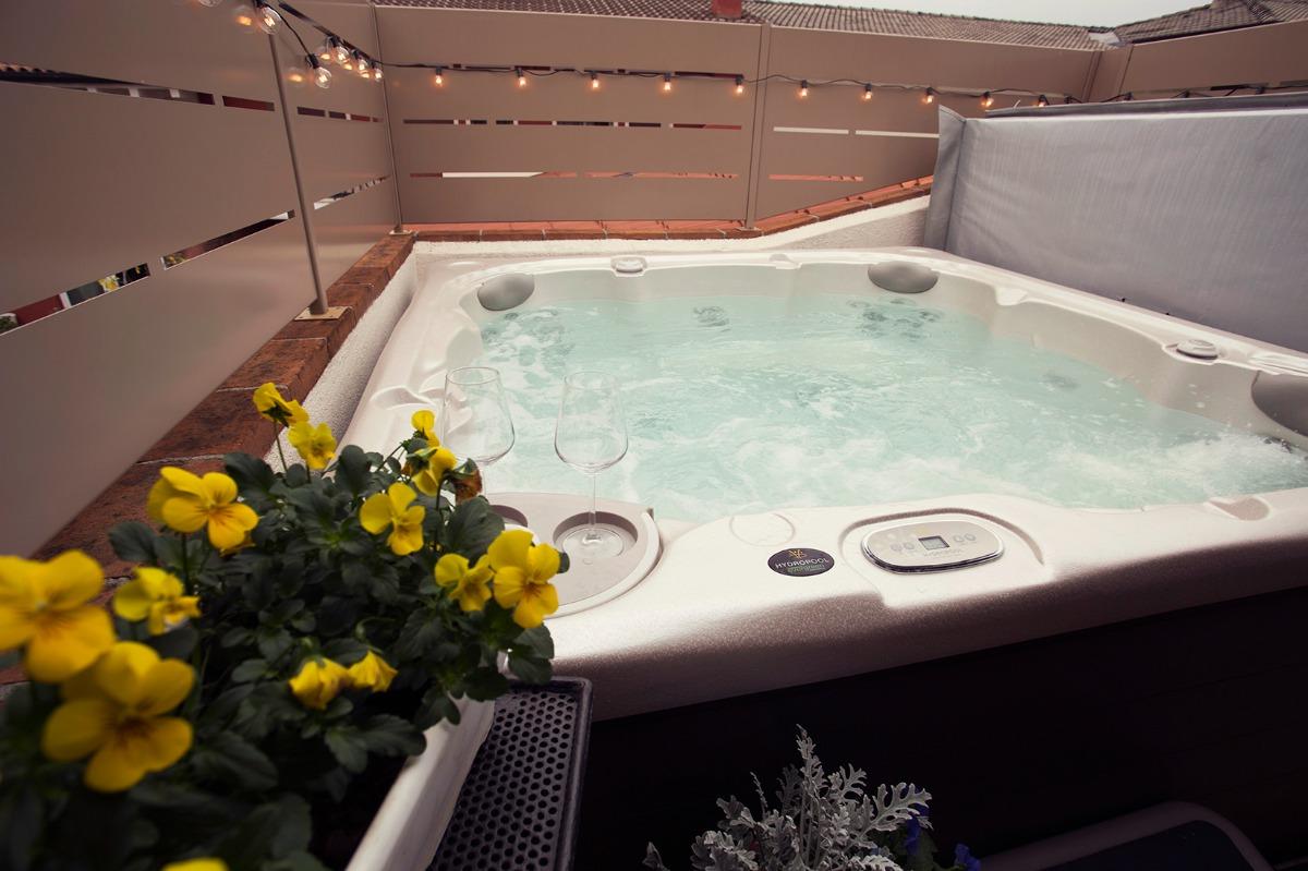 (nel B&B) Terrazza privata con vasca idromassaggio utilizzabile tutto l'anno con temperatura dell'acqua fino a 36° (su richiesta e se disponibile)