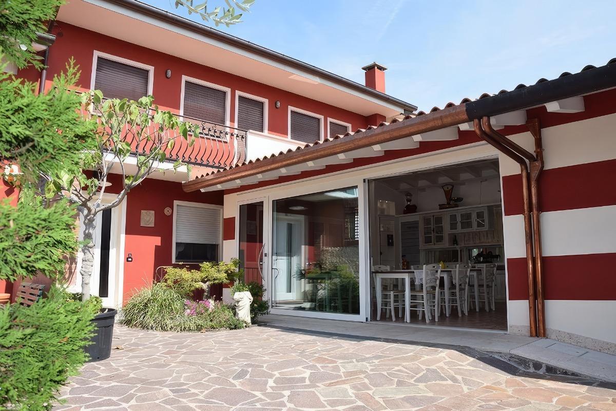 Ingresso del patio e della sala colazione