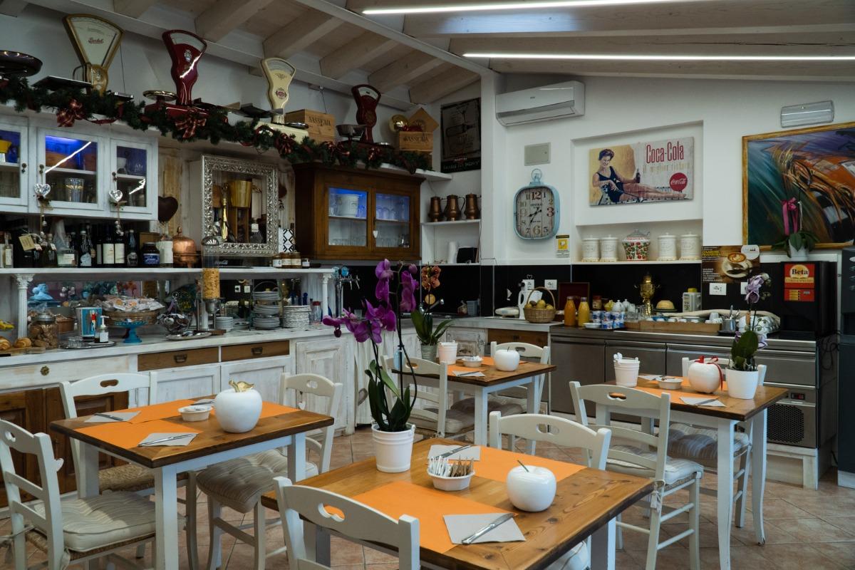 Sala colazione arredata con accessori vintage