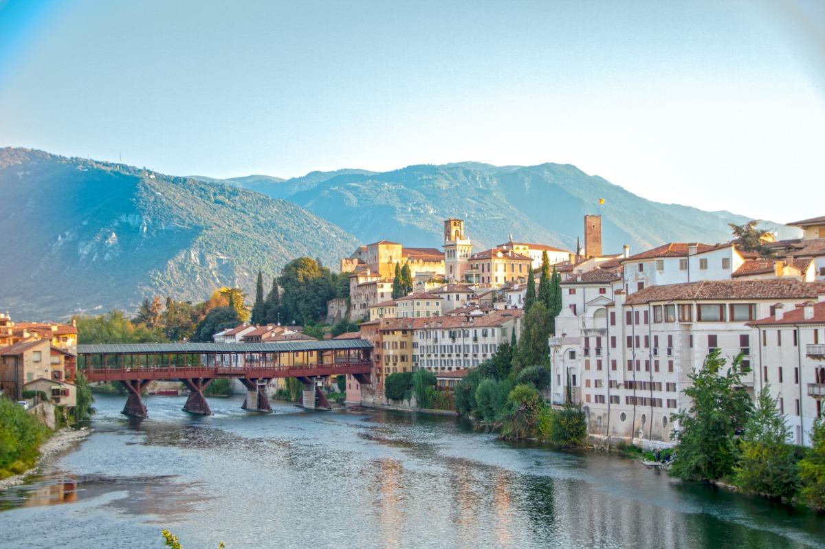 Città storica di Bassano del Grappa con il famoso "Ponte Vecchio" e la vista del Monte Grappa alle spalle