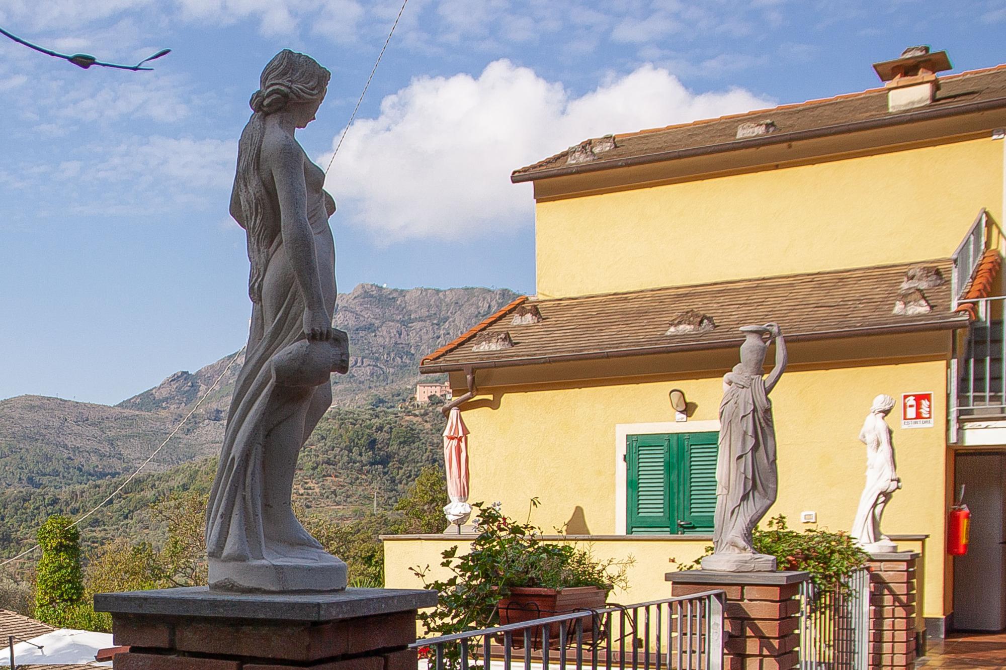 vista posteriore del bb vignola di levanto con statue decorative