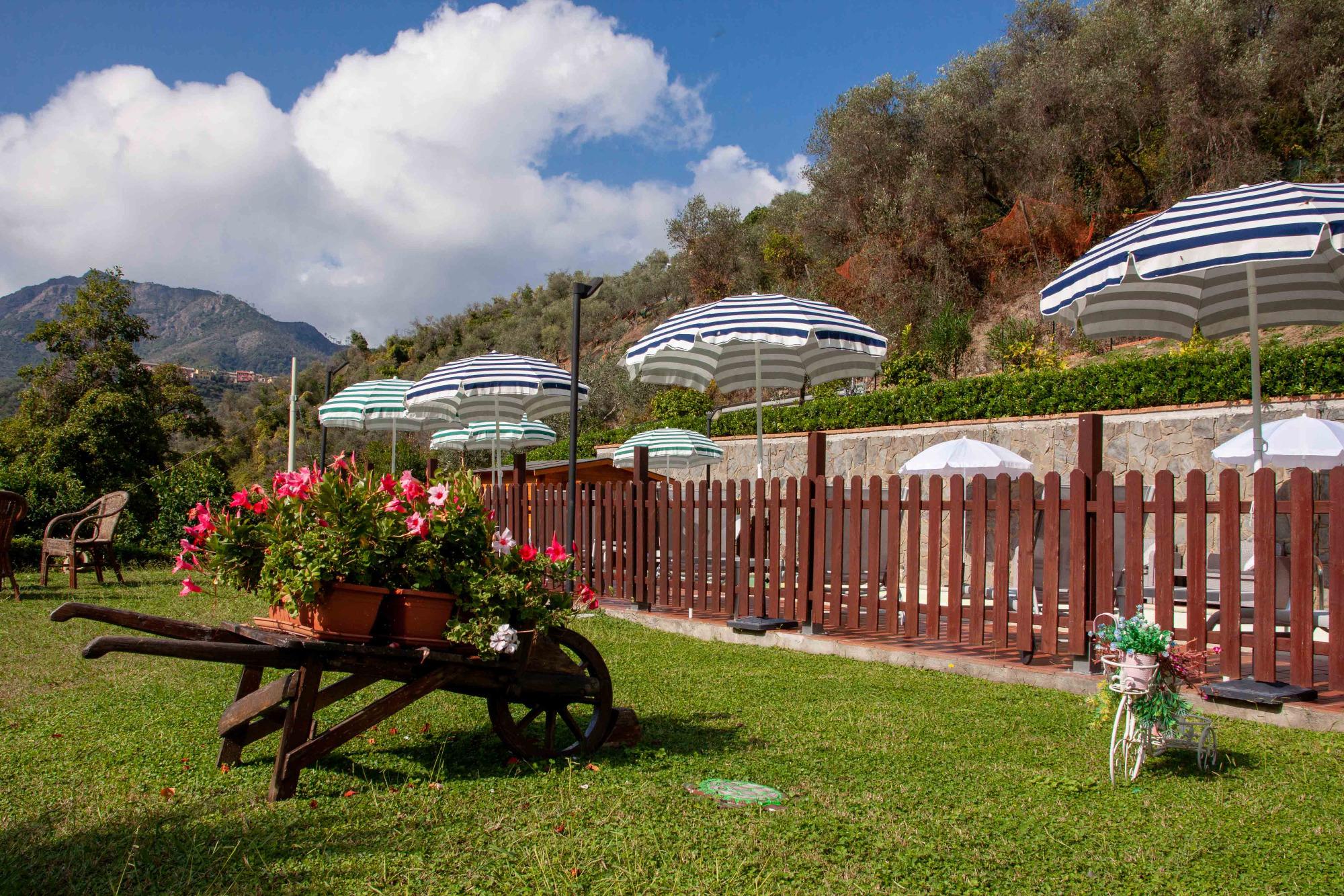 carriola portafiori accanto alla piscina nel giardino del bb vignola di levanto
