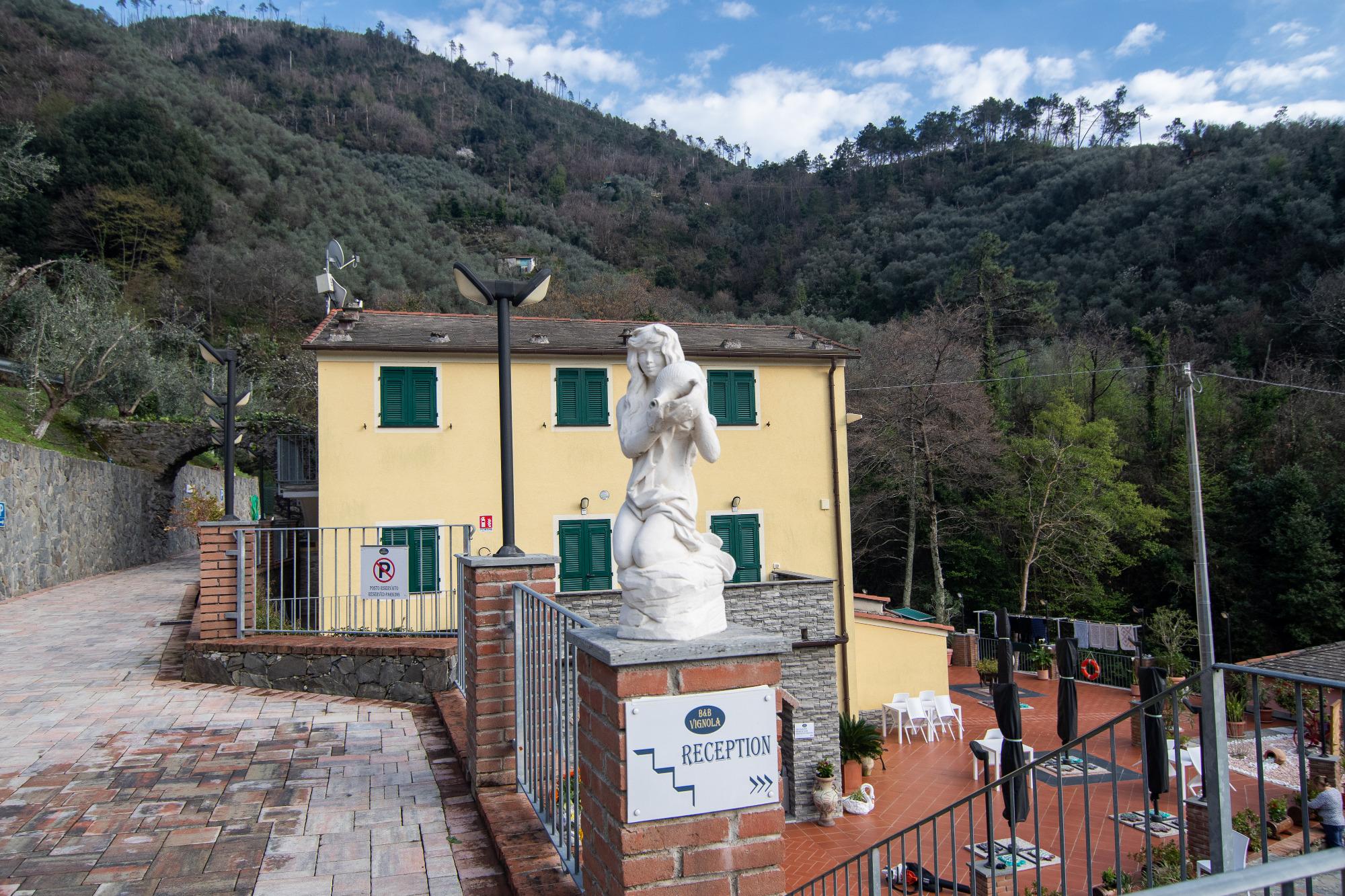 vista dell'ingresso parcheggio e della facciata del bb vignola di levanto