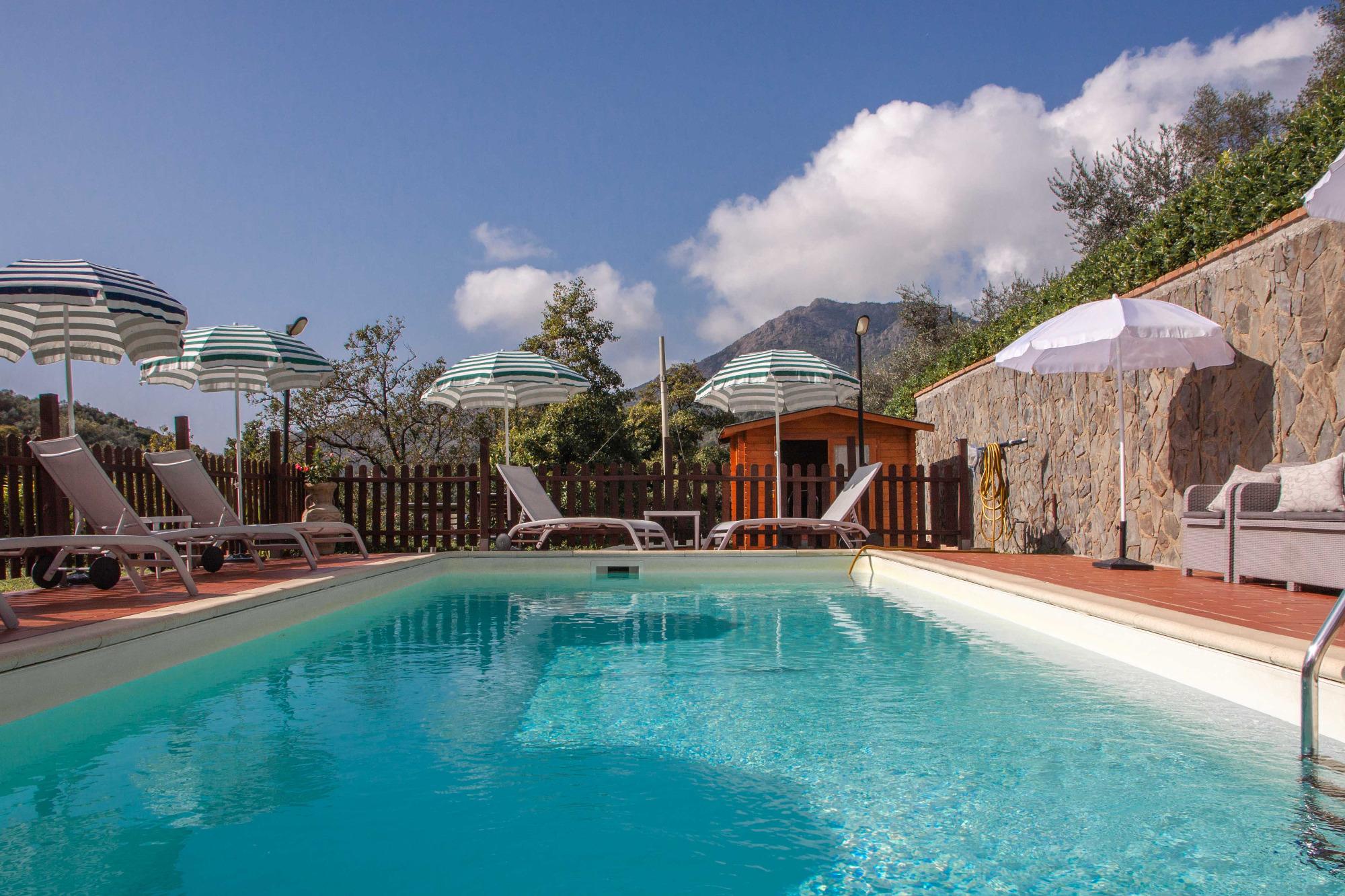 vista a pelo d'acqua della piscina del bb vignola di levanto