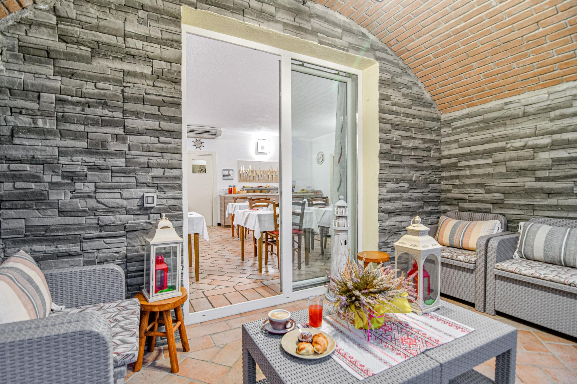 portico arredato con poltroncine e tavolini al bb vignola di levanto