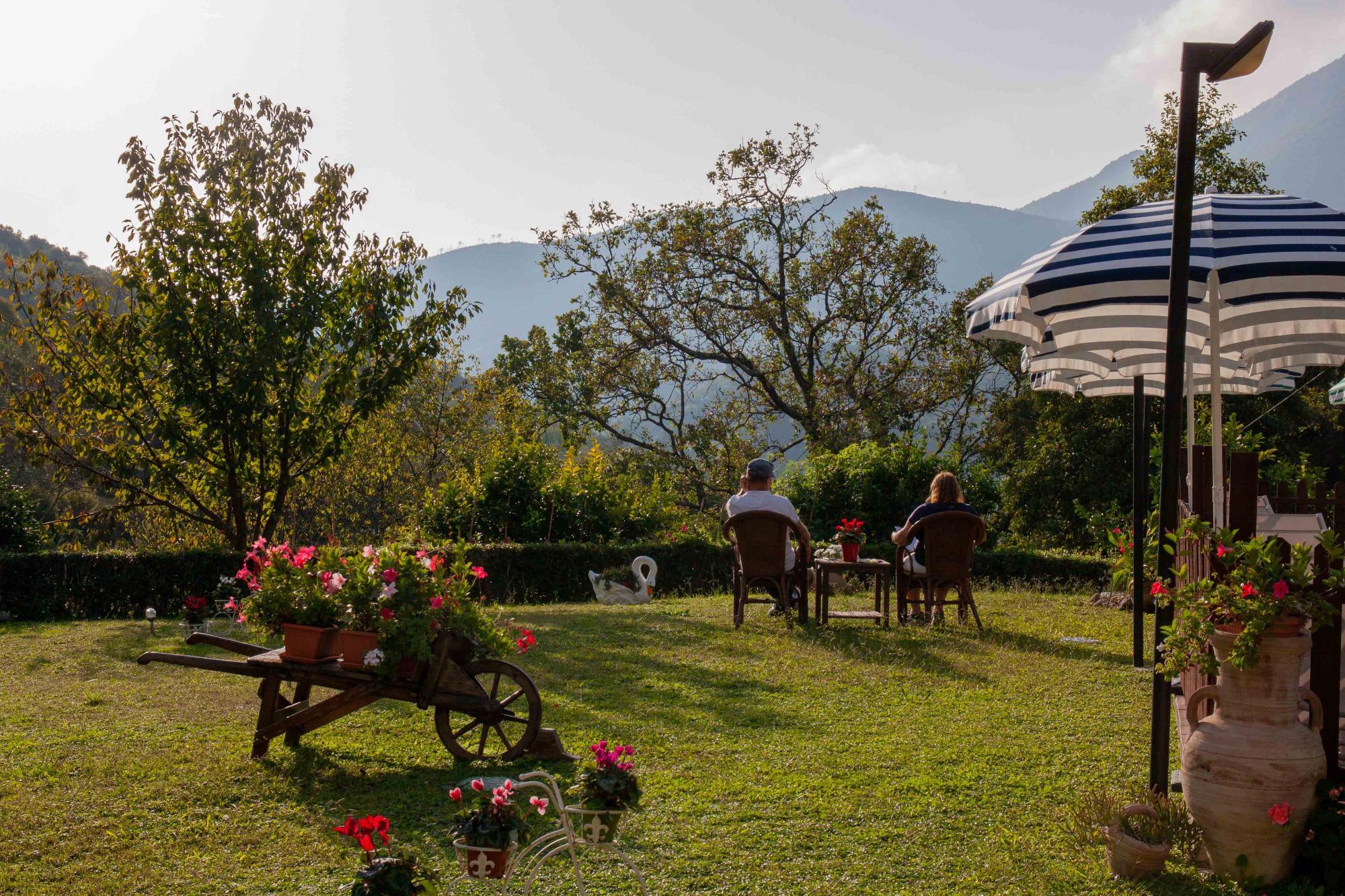 ospiti che si rilassano ammirando le colline circostanti al bb vignola di levanto