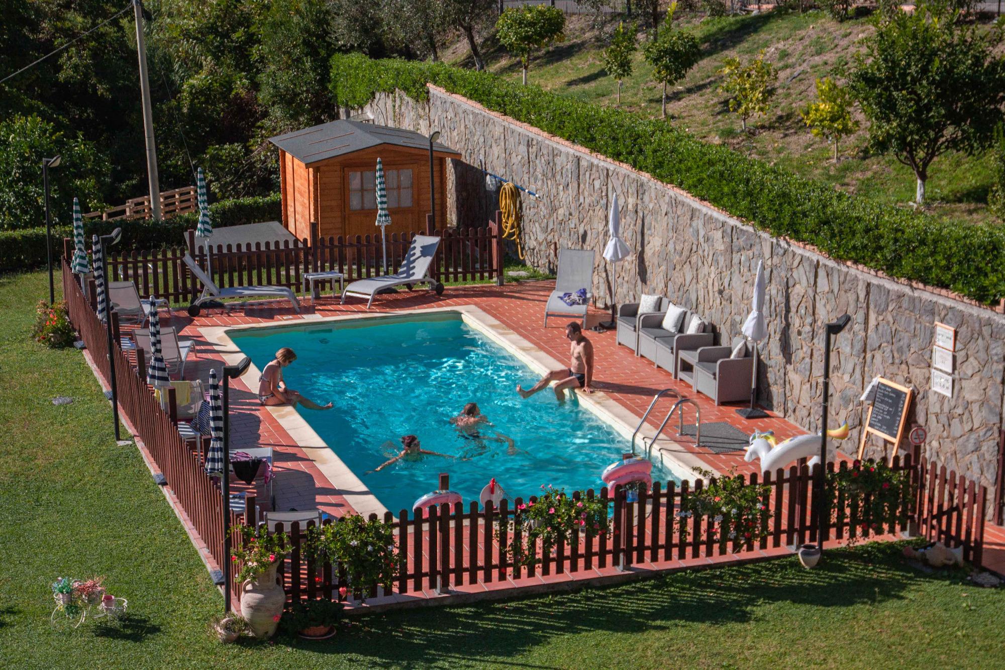 ospiti nella piscina del bed and breakfast vignola di levanto