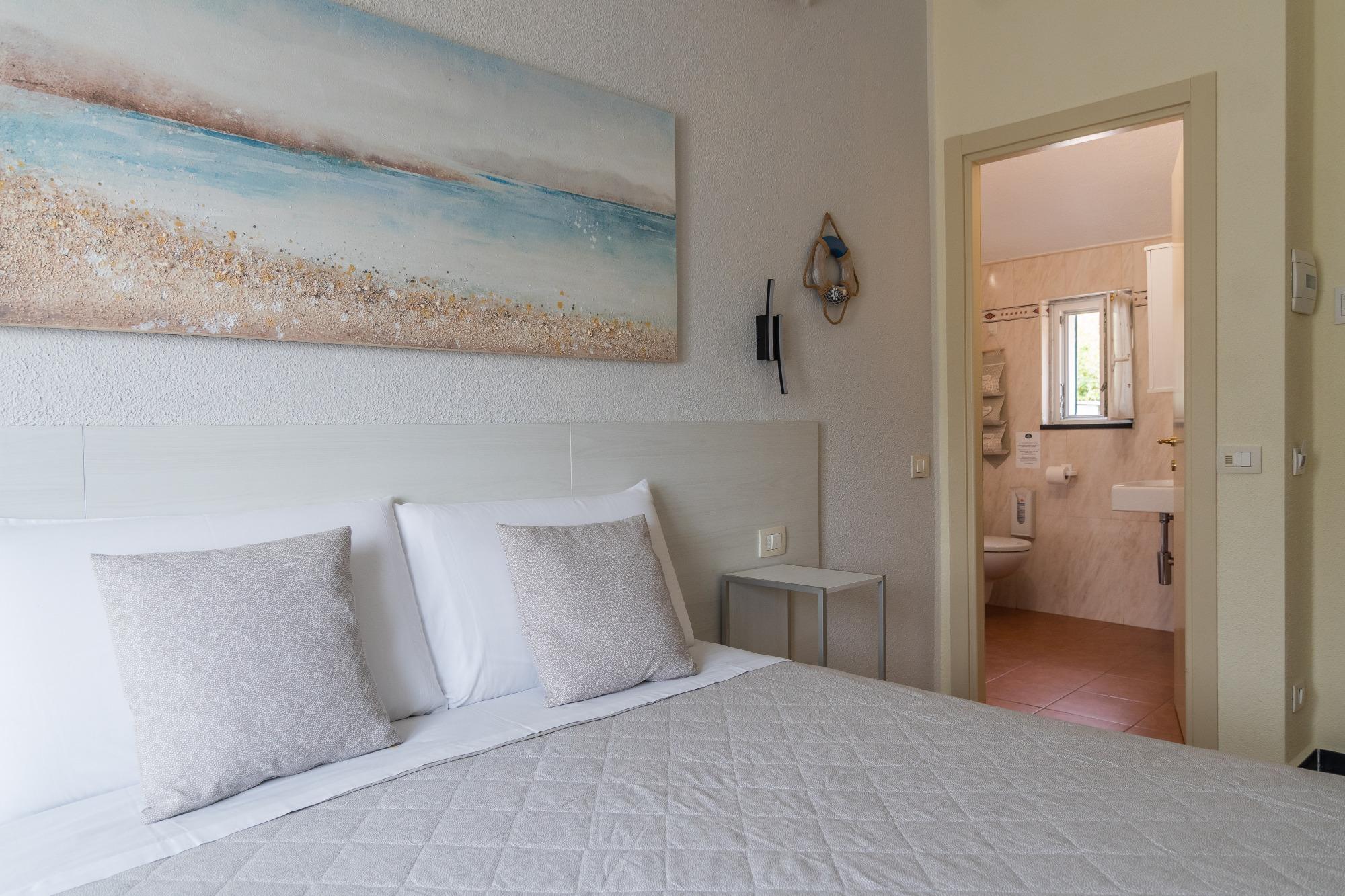 camera matrimoniale bb vignola levanto, letto e accesso al bagno interno