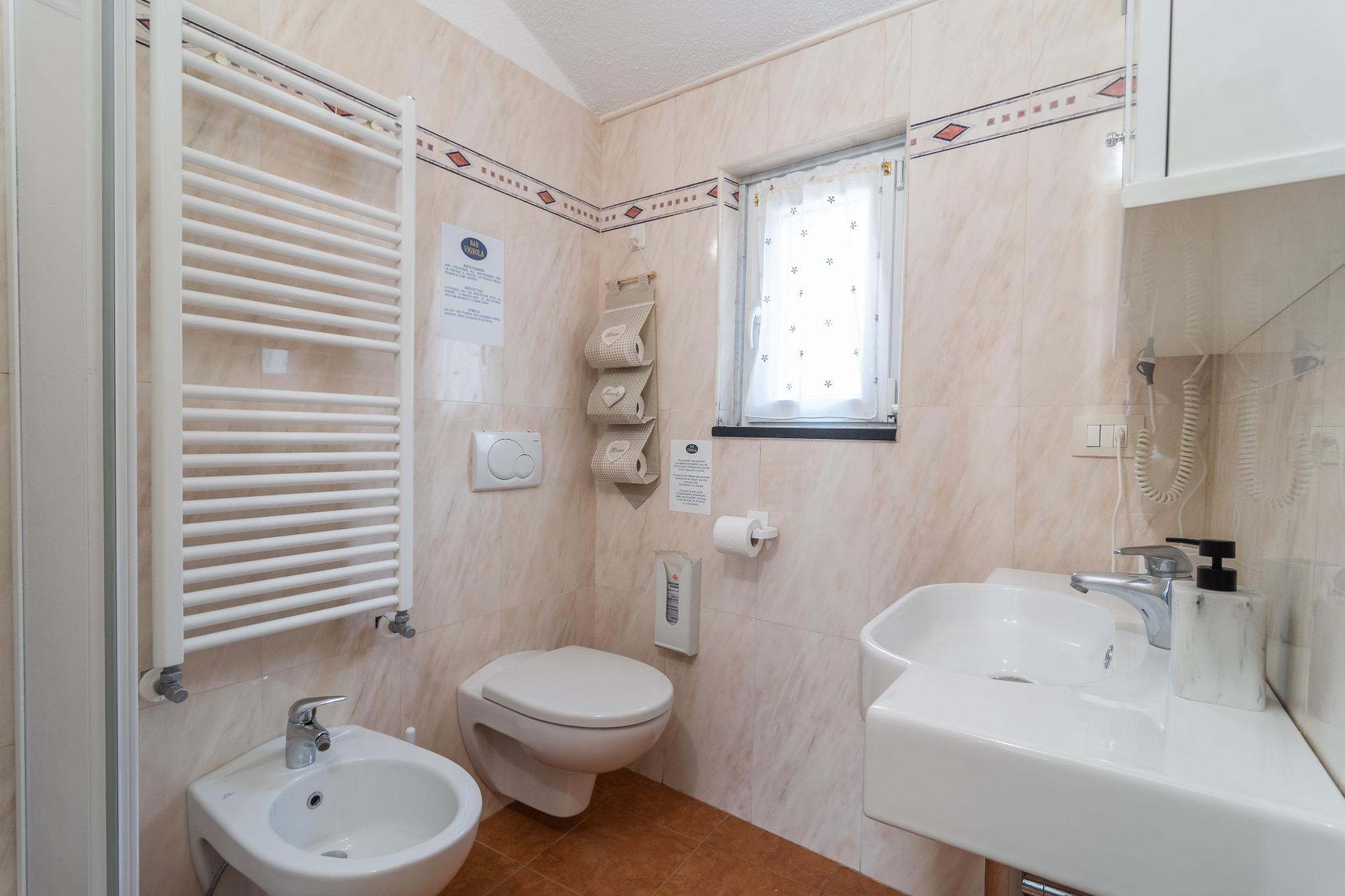 camera matrimoniale bb vignola levanto, vista del bagno interno