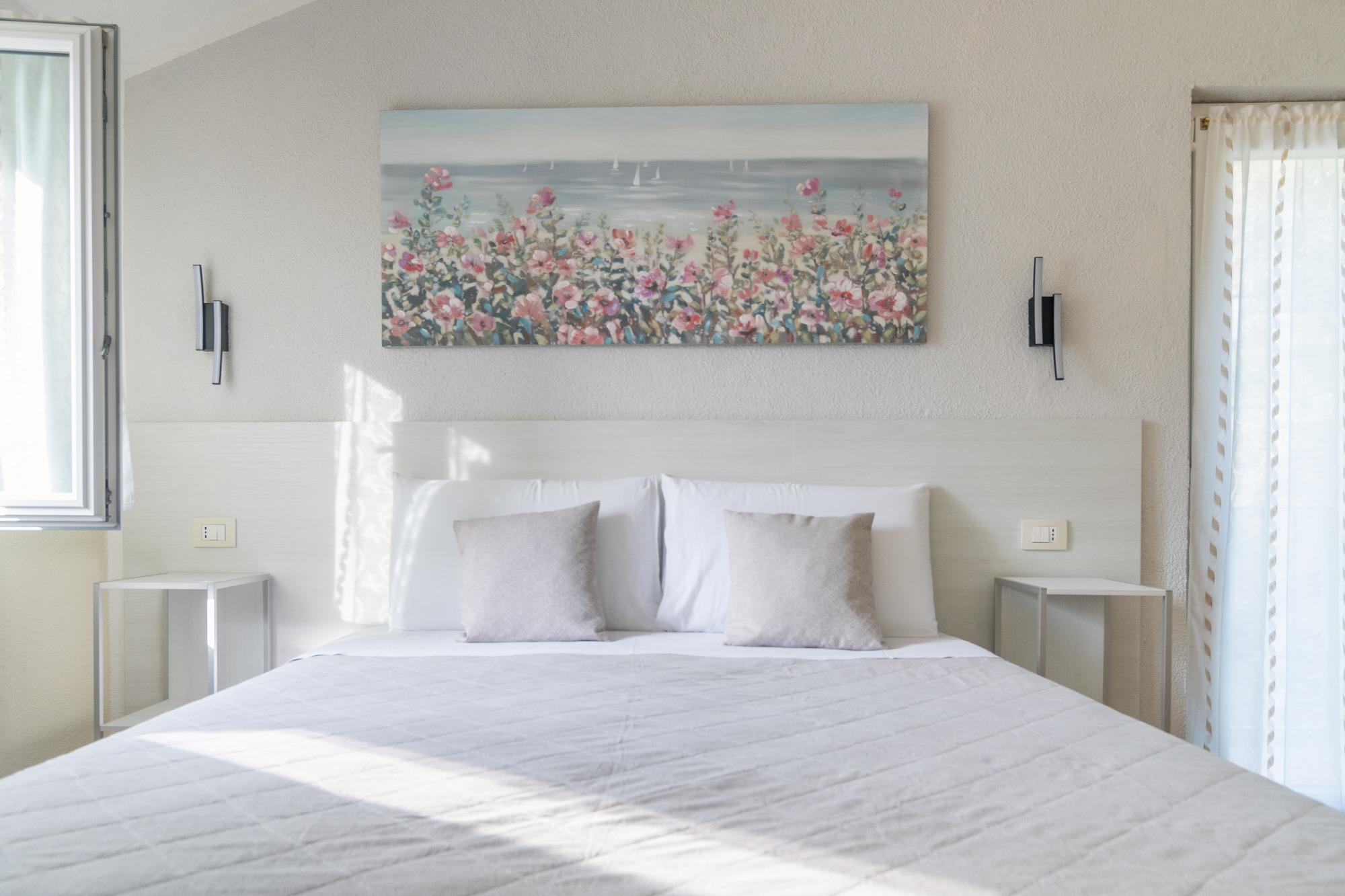 camera matrimoniale bb vignola levanto, letto matrimoniale e porta di ingresso