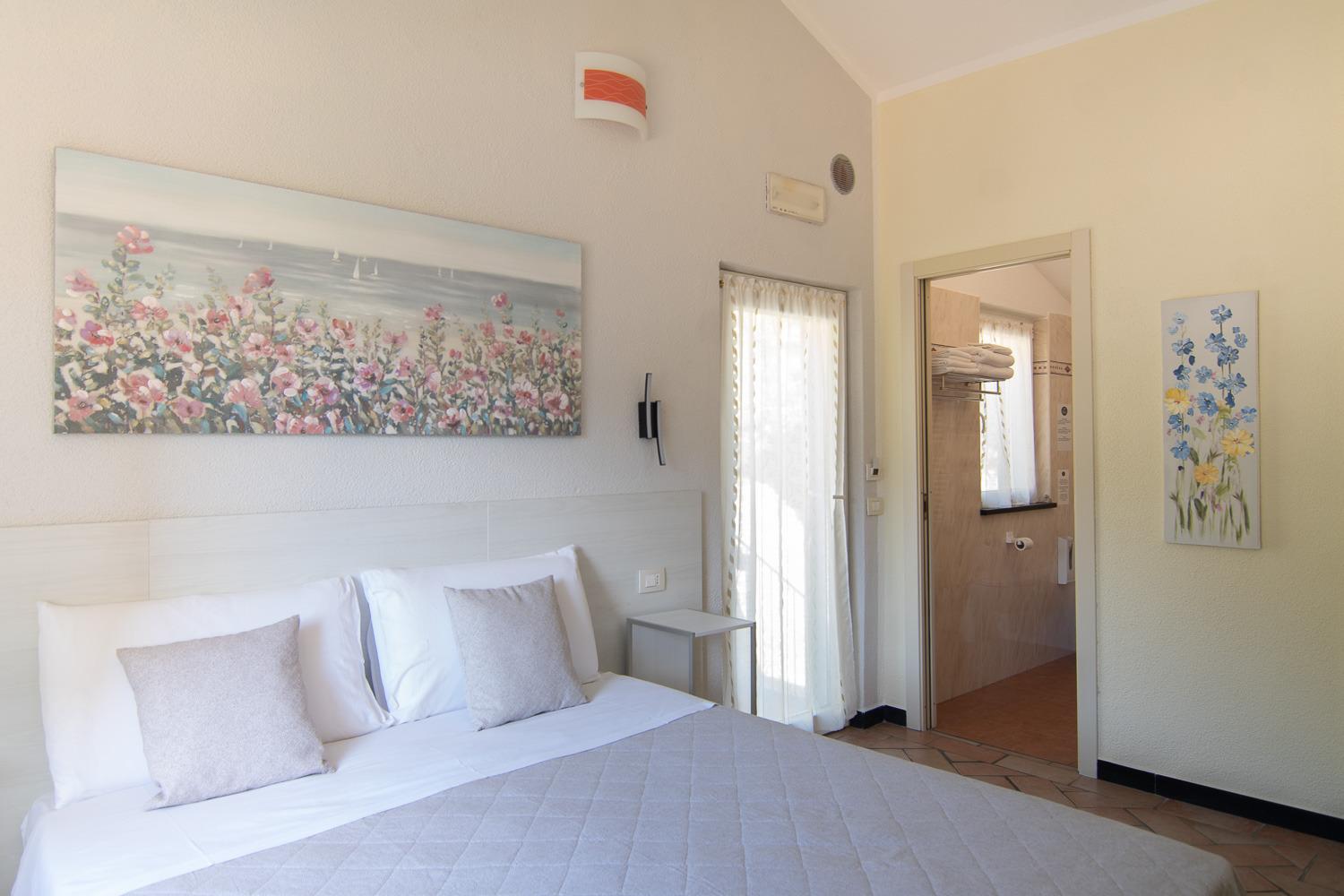 camera matrimoniale bb vignola levanto, letto, porta di ingresso e accesso al bagno interno