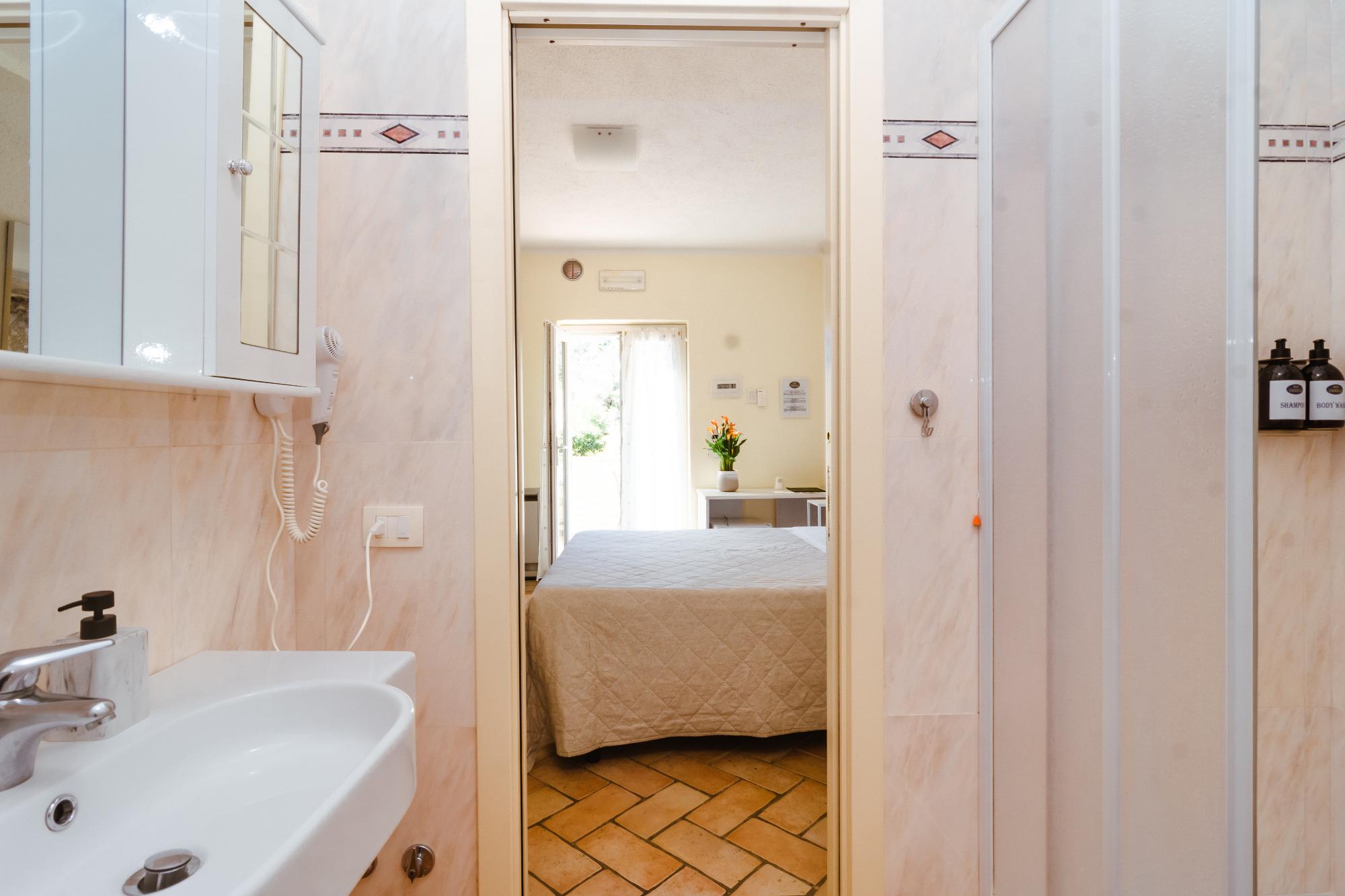 camera familiare bb vignola levanto, vista della camera dal bagno interno