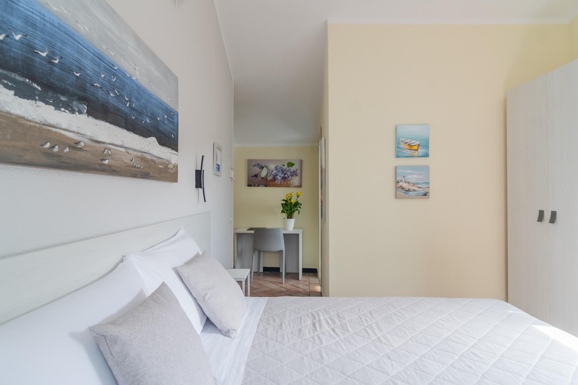 camera doppia bb vignola levanto, letto e scrivania