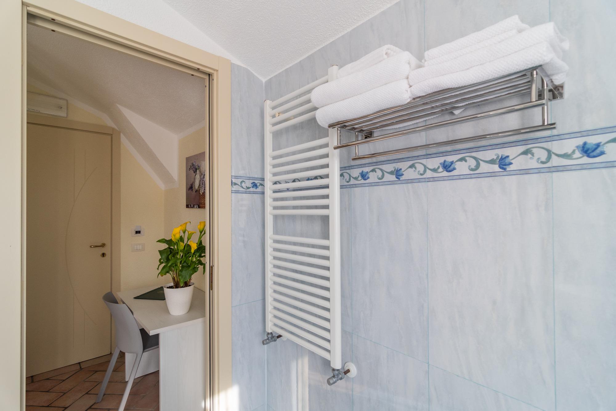 camera doppia bb vignola levanto, dettaglio bagno e ingresso camera