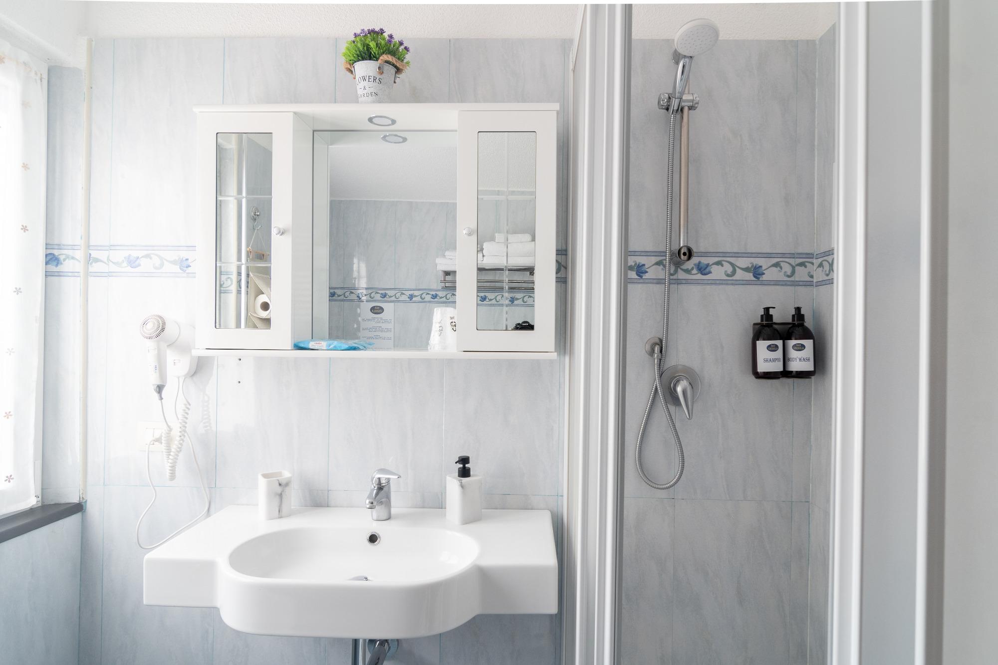 camera doppia bb vignola levanto, dettaglio bagno con doccia