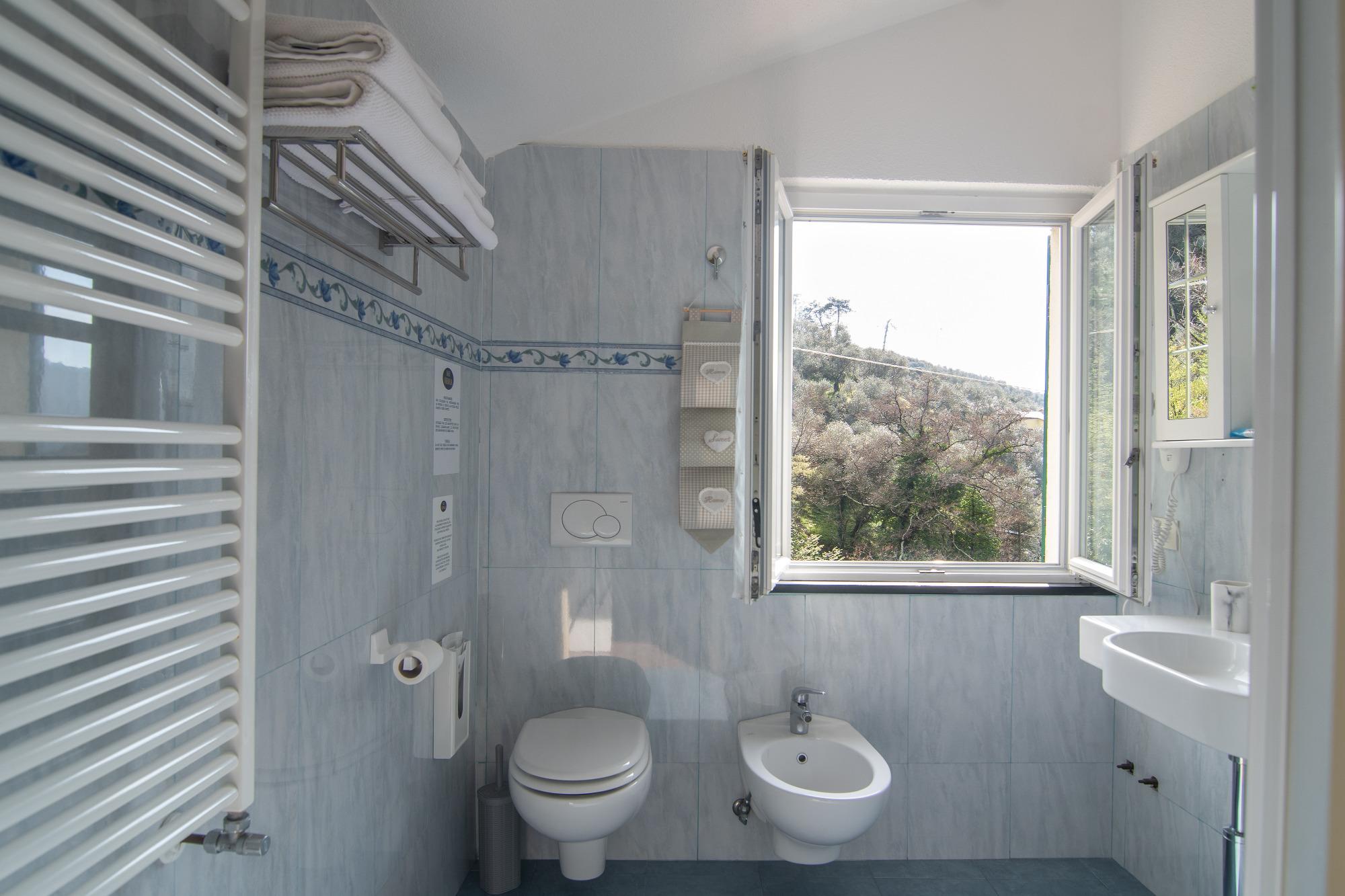 camera doppia bb vignola levanto, interno e vista dalla finestra del bagno