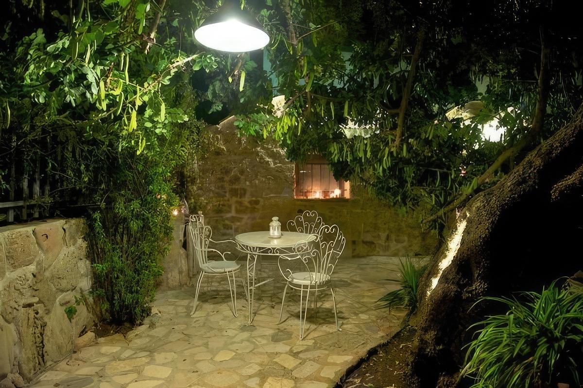 ESTERNO NOTTURNO LAMIA