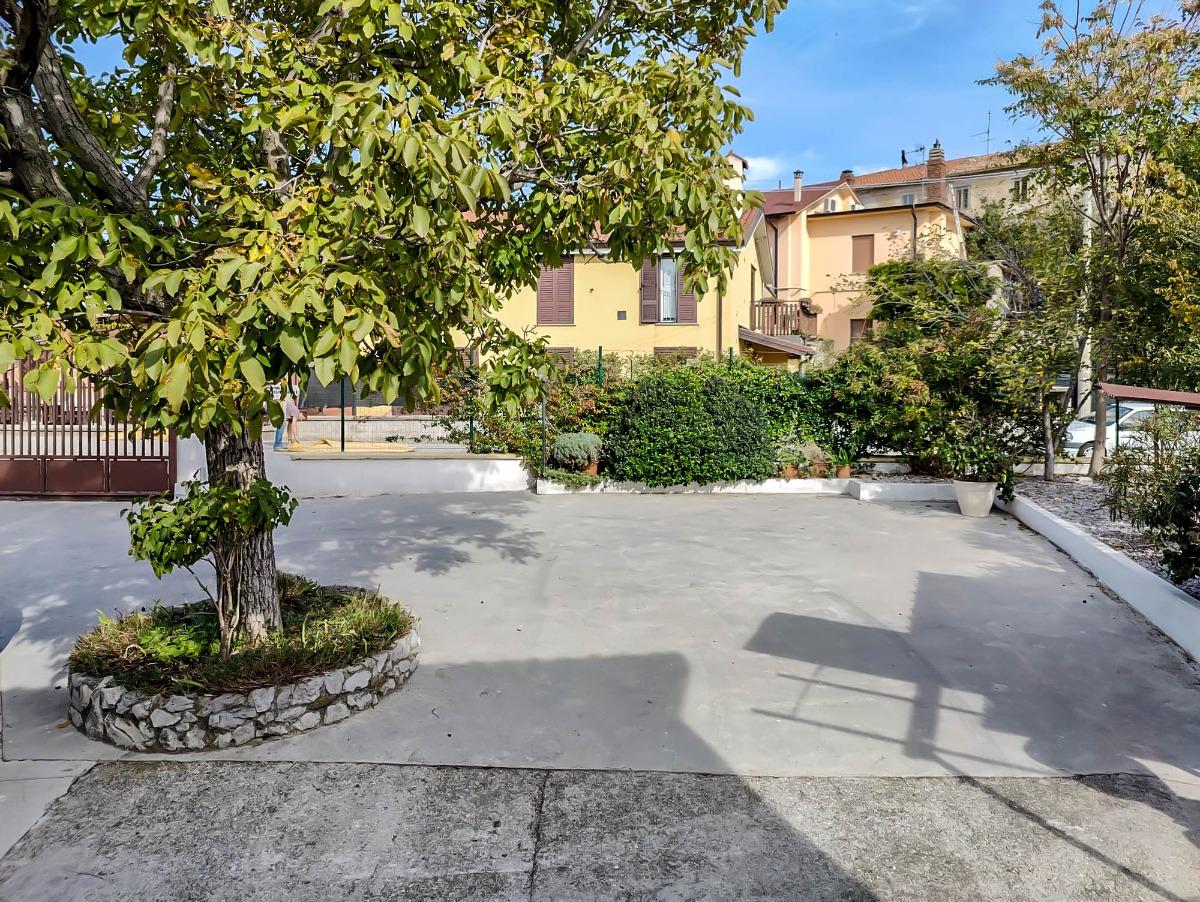 Ampio parcheggio privato interno