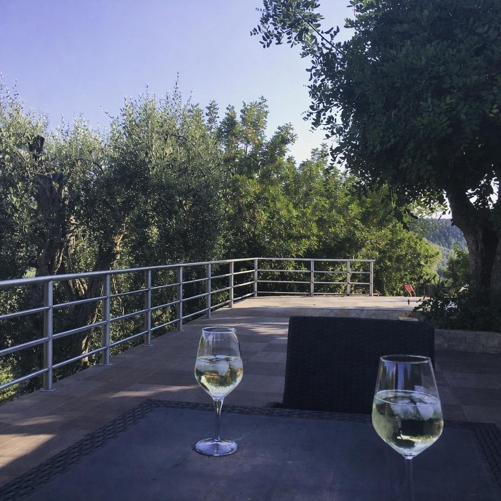 Zona relax all’aperto immersa nella tranquillitàOutdoor relaxation area surrounded by nature and tranquillity