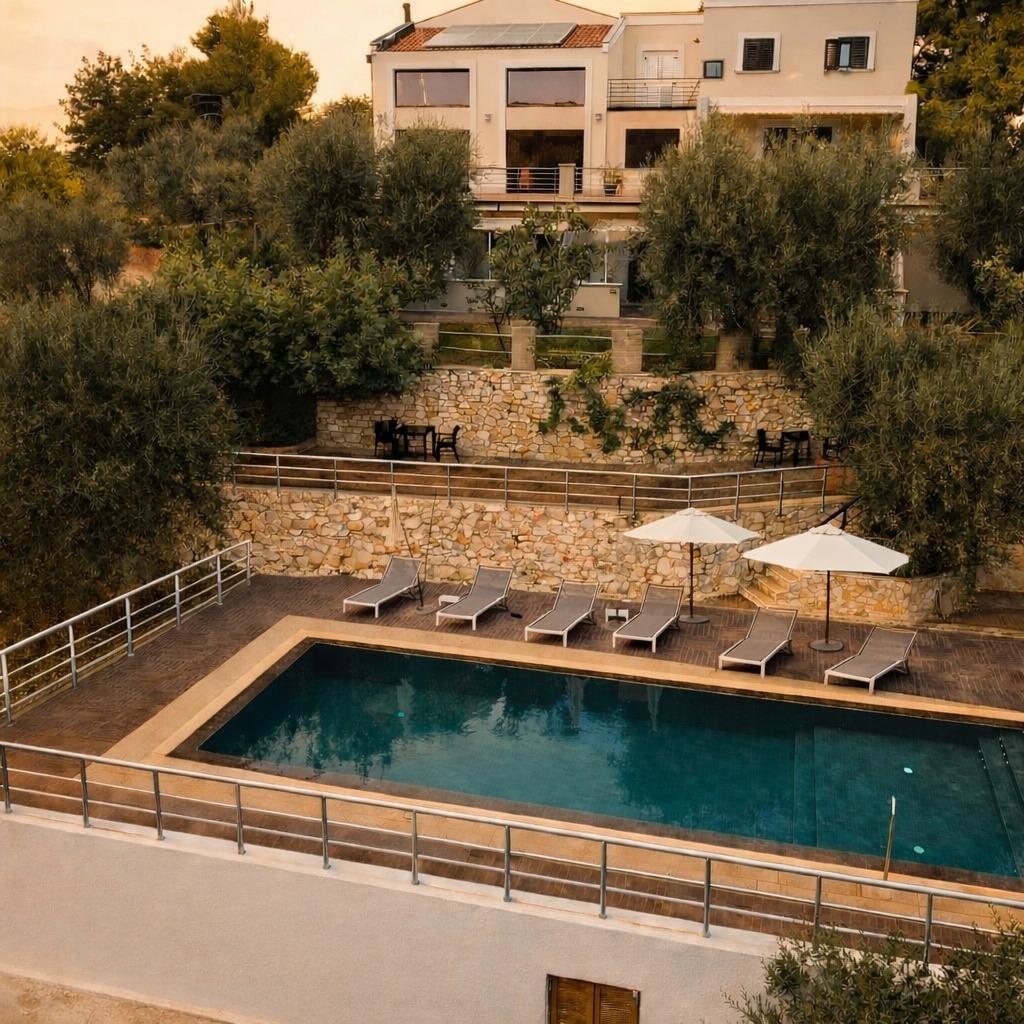 Zona relax esterna con sedute e atmosfera tranquilla
