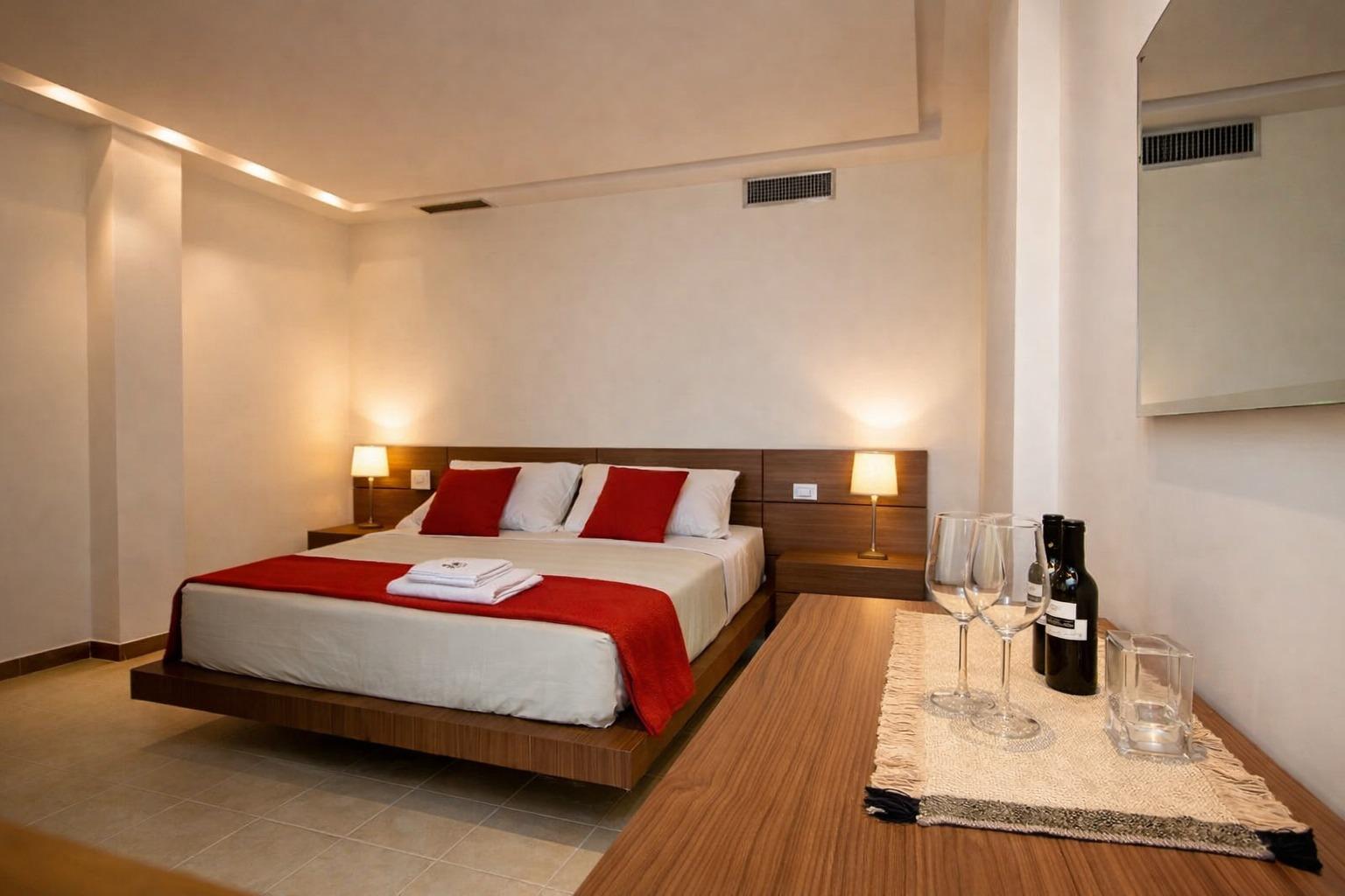 Camera spaziosa e luminosa con letto matrimoniale king size