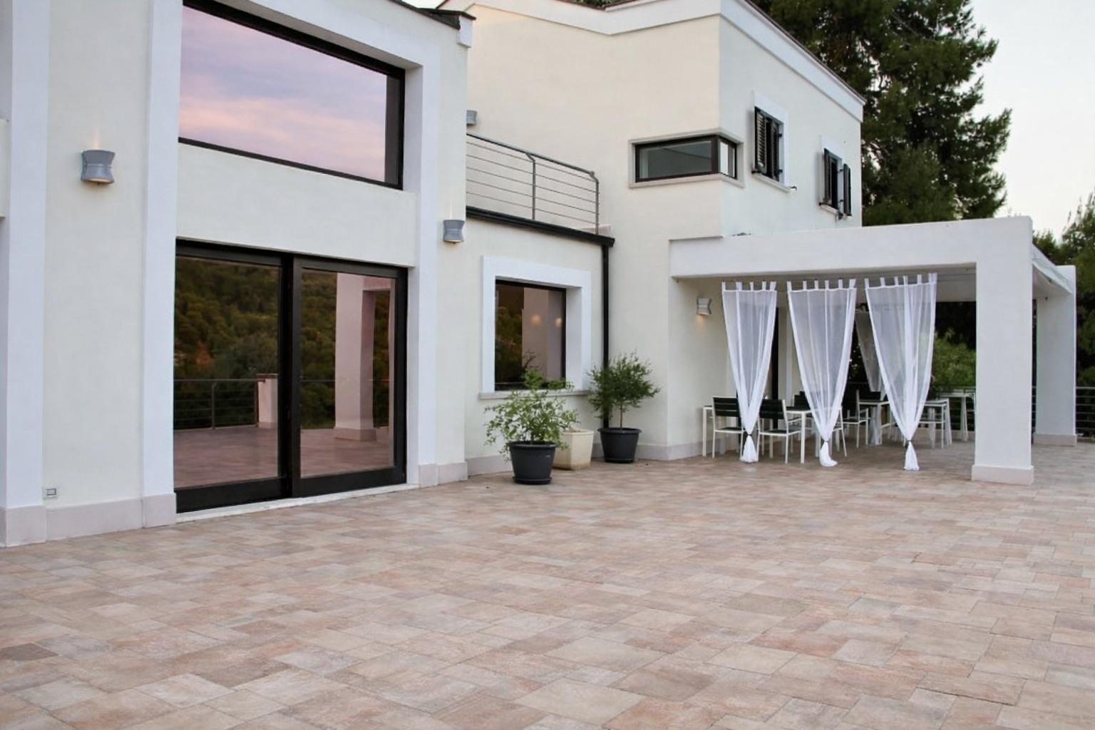 Terrazza con affaccio sul verde e area relax