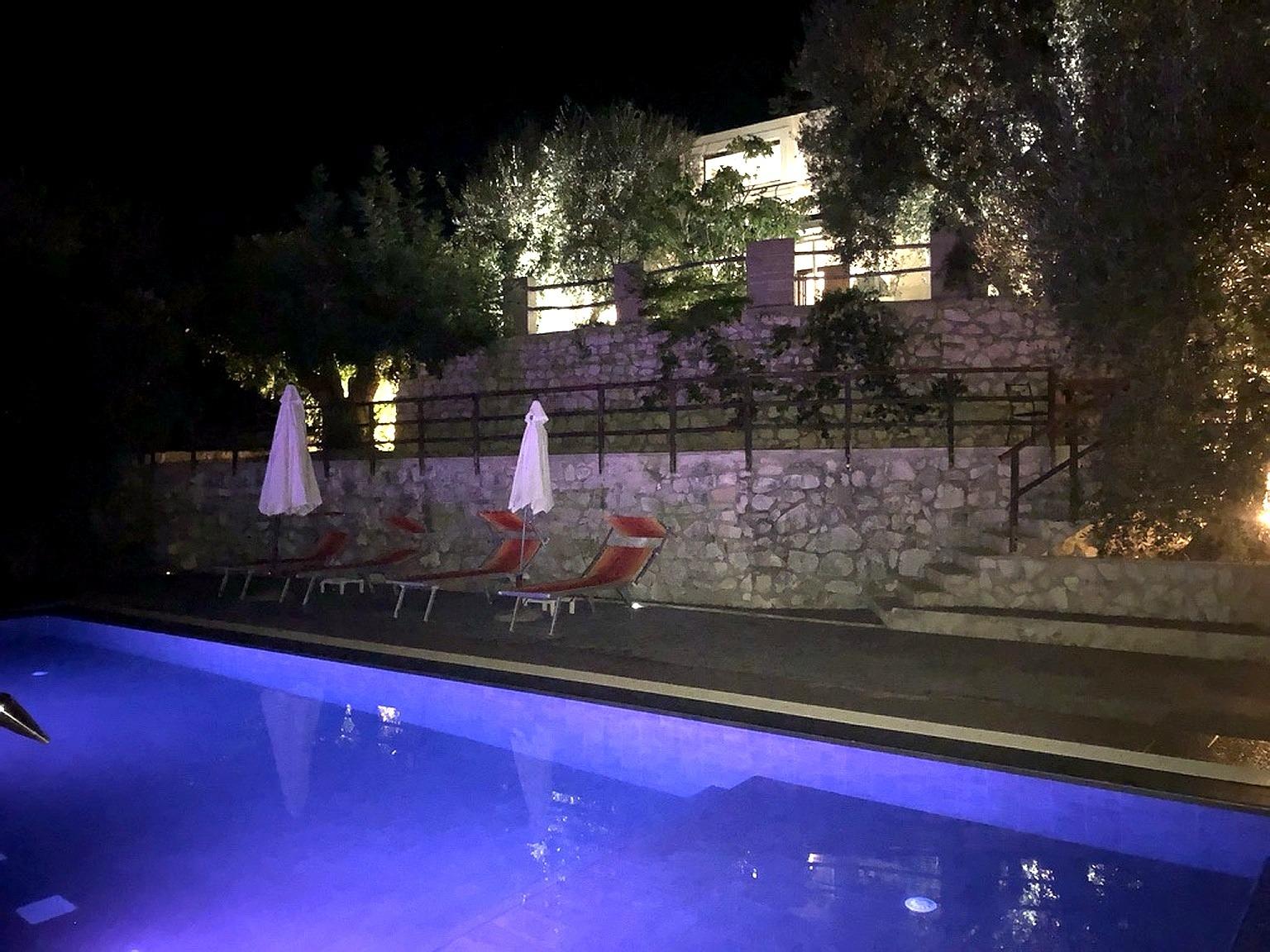 Zona piscina accogliente e ben illuminata. Piscina con cromoterapia