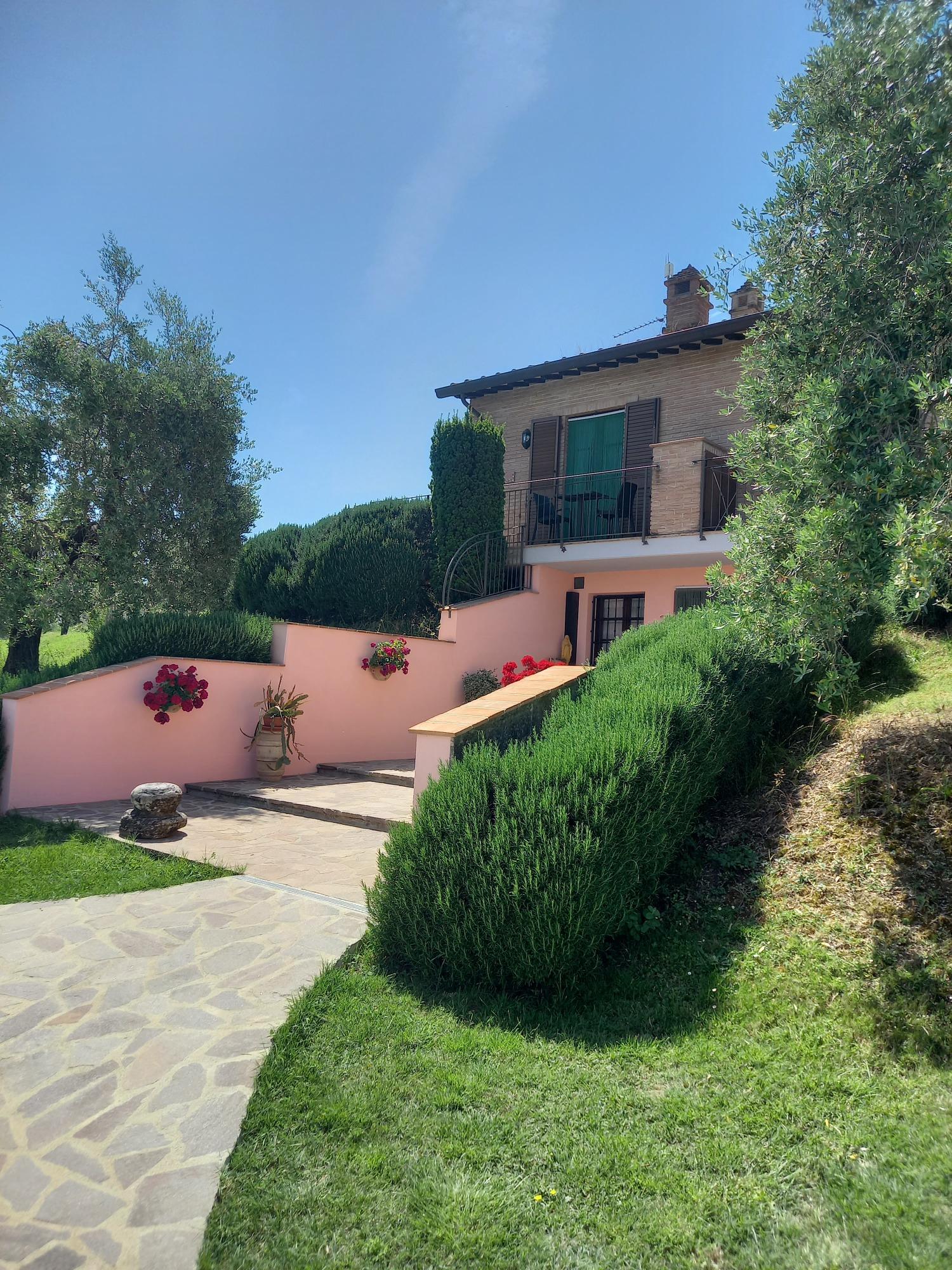 Villetta rustica con piscina tra Umbria e Toscana, perfetta per il tuo relax con vista panoramica mozzafiato sulle colline del Trasimeno.